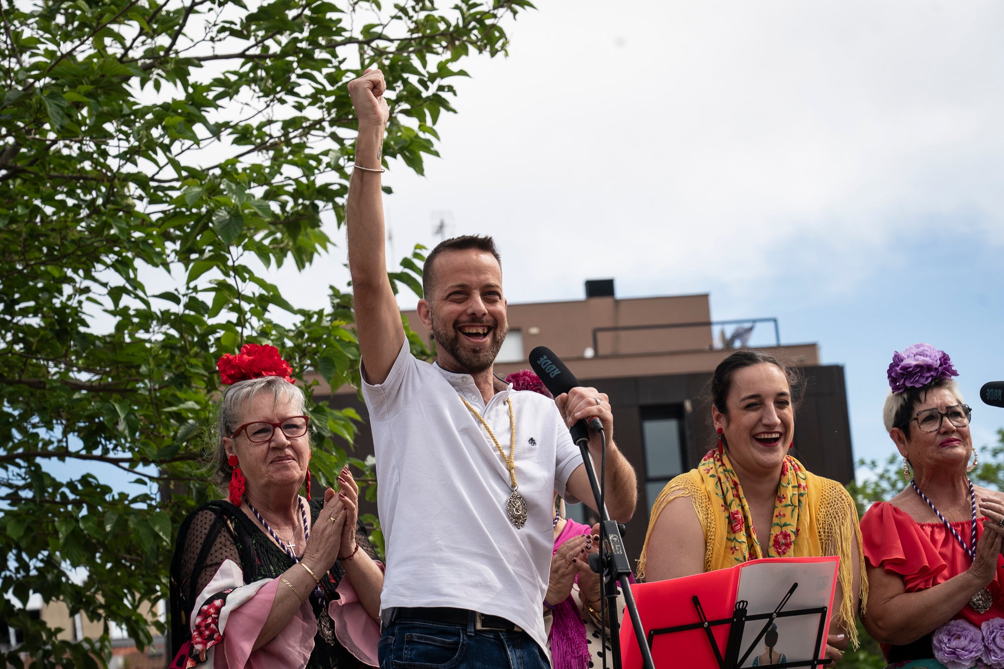 L'onzena Fira de l'Oliva de Ca n'Anglada va celebrar aquest dissabte una jornada completa al voltant de la plaça del barri on el protagonista era, evidentment, el producte derivat de l'arbre indispensable per a la bona gastronomia en les seves versions més artesanals. Hi va haver nombroses parades de productors, entitats i comerços, visites guiades a la masia propera, tallers d'olis aromàtics i el tradicional concurs de llançament de pinyol amb la boca. I, simultàniament, actuacions musicals a càrrec de l'Agrupación San José i el Coro Nazareno o el duo de pop Lua Cheia, entre altres. Alhora, la Ruta de la Tapa per deu bars i restaurants de Ca n'Anglada continua encara fins a aquest diumenge | Mireia Comas