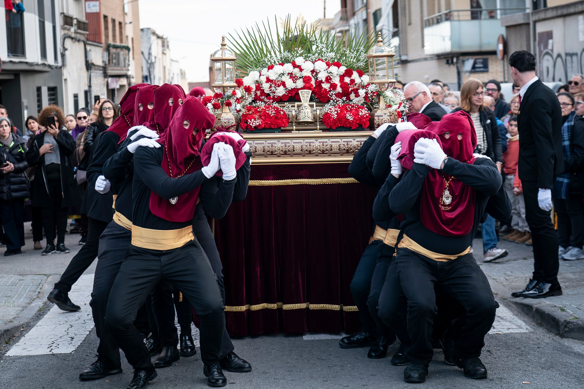 Com és tradició, aquest Dijous Sant el barri de les Arenes ha acollit la Procesión del Encuentro. La jornada ha comptat amb la participació de les confraries Hermandad Jesús Cautivo y María Santísima de las Arenas; Hermandad Nuestro Padre Jesús Nazareno y Virgen de los Dolores de Terrassa; i Cofradía Virgen de las Angustias de Terrassa del Centro Andaluz de Nueva Carteya | Mireia Comas