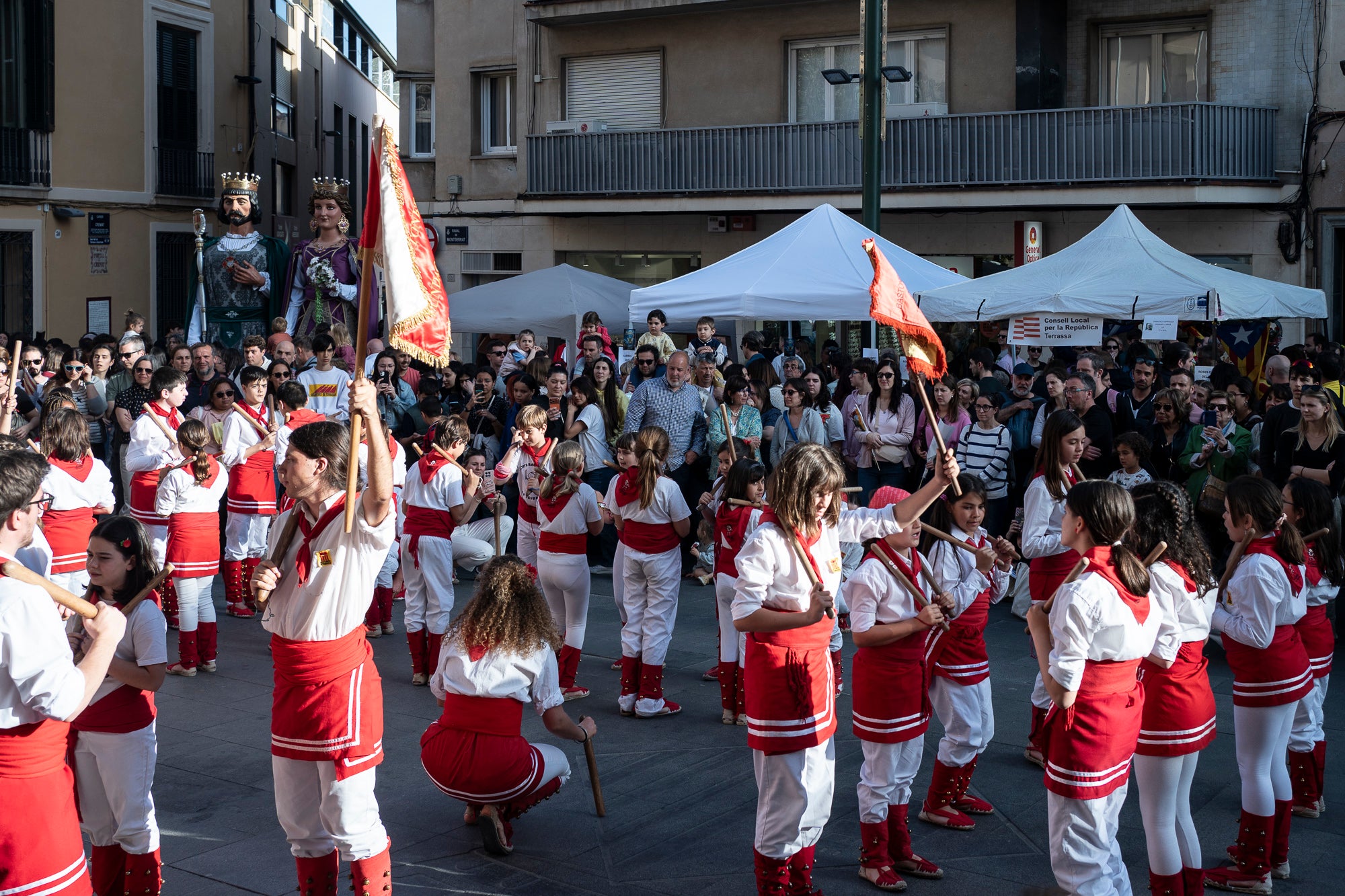 El dia ha acompanyat i els terrassencs han envaït des de bon matí i fins ben entrat el vespre els carrers del Centre de la ciutat. Més de 300 parades de llibres i roses, en un mix entre professionals i entitats, han rebut la visita -i moltes mirades- dels milers d’egarencs que han gaudit de valent d’una Diada de Sant Jordi de les més multitudinàries. La cultura popular ha pogut lluir-se, però també han rebut un càlid reconeixement els autors locals que han pogut conversar amb els seus lectors i signar una bona pila de llibres. 