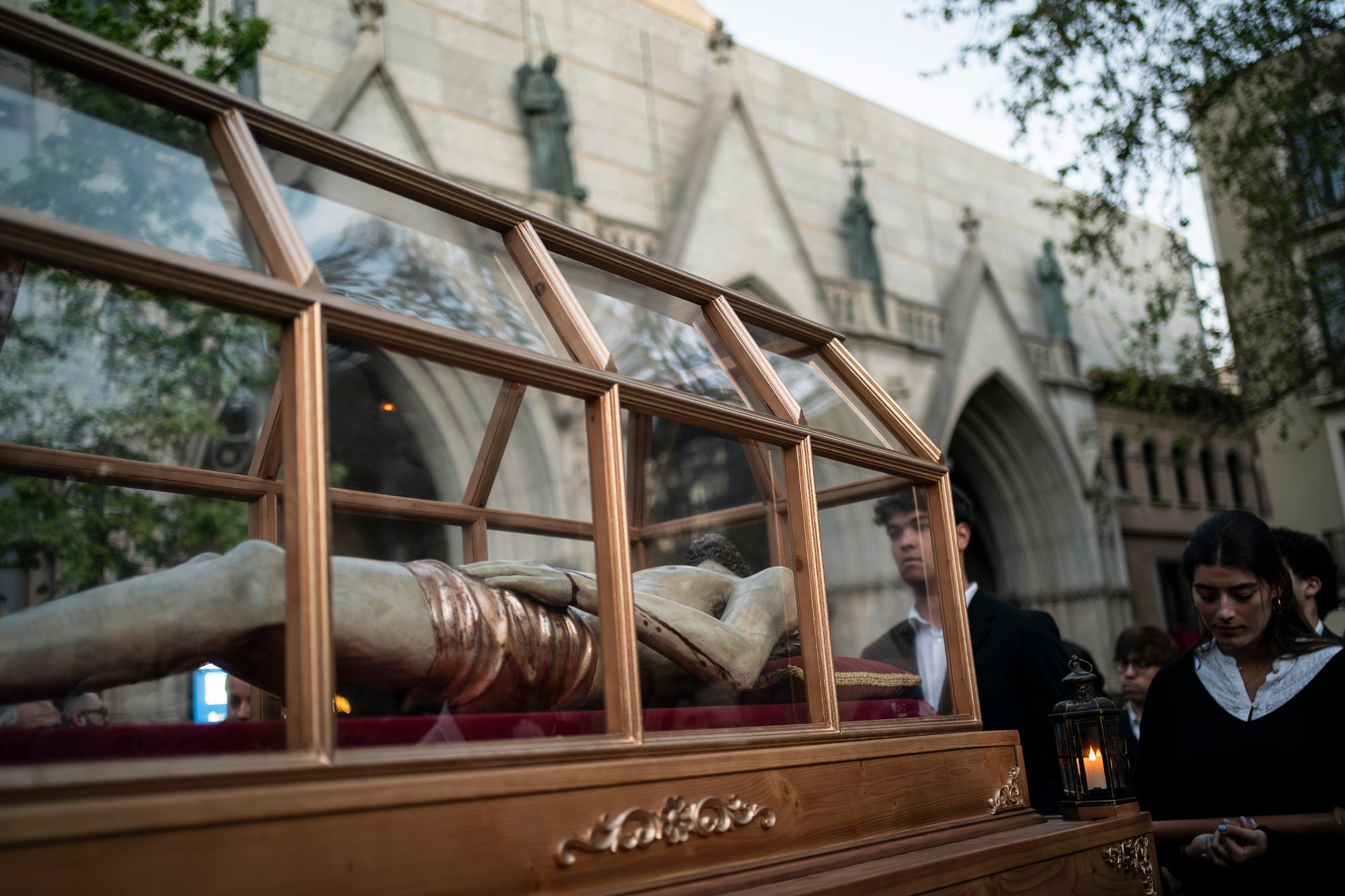 Aquest Divendres Sant, 3 d'abril, ha tingut lloc a les 20 hores a la Catedral del Sant Esperit el Via Crucis | Mireia Comas