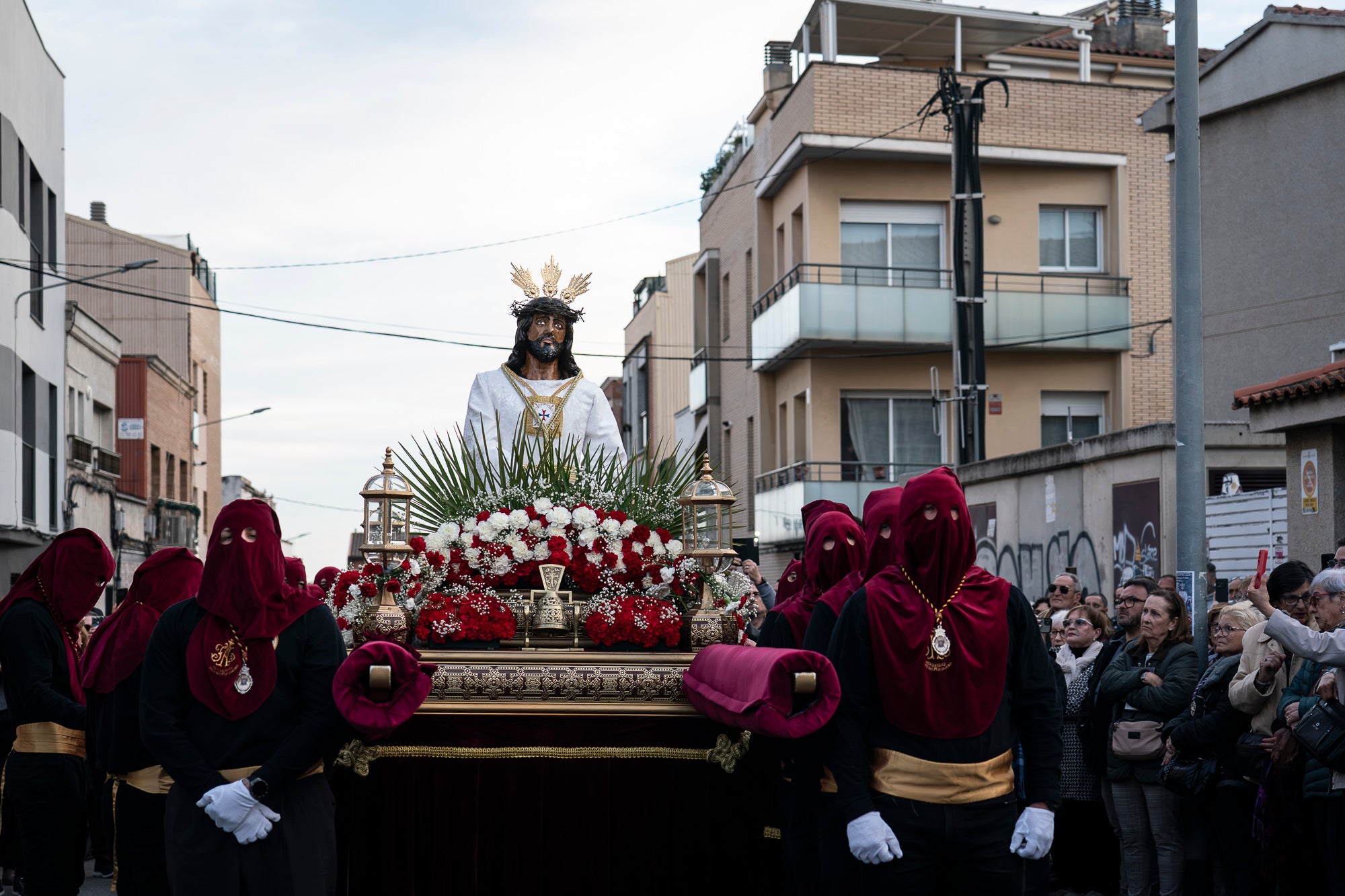 Com és tradició, aquest Dijous Sant el barri de les Arenes ha acollit la Procesión del Encuentro. La jornada ha comptat amb la participació de les confraries Hermandad Jesús Cautivo y María Santísima de las Arenas; Hermandad Nuestro Padre Jesús Nazareno y Virgen de los Dolores de Terrassa; i Cofradía Virgen de las Angustias de Terrassa del Centro Andaluz de Nueva Carteya | Mireia Comas
