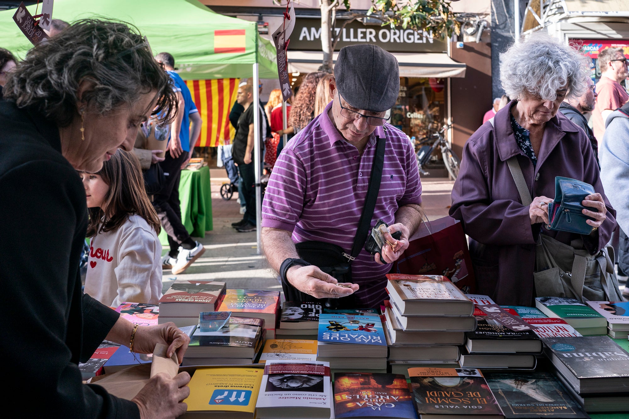 El dia ha acompanyat i els terrassencs han envaït des de bon matí i fins ben entrat el vespre els carrers del Centre de la ciutat. Més de 300 parades de llibres i roses, en un mix entre professionals i entitats, han rebut la visita -i moltes mirades- dels milers d’egarencs que han gaudit de valent d’una Diada de Sant Jordi de les més multitudinàries. La cultura popular ha pogut lluir-se, però també han rebut un càlid reconeixement els autors locals que han pogut conversar amb els seus lectors i signar una bona pila de llibres. 