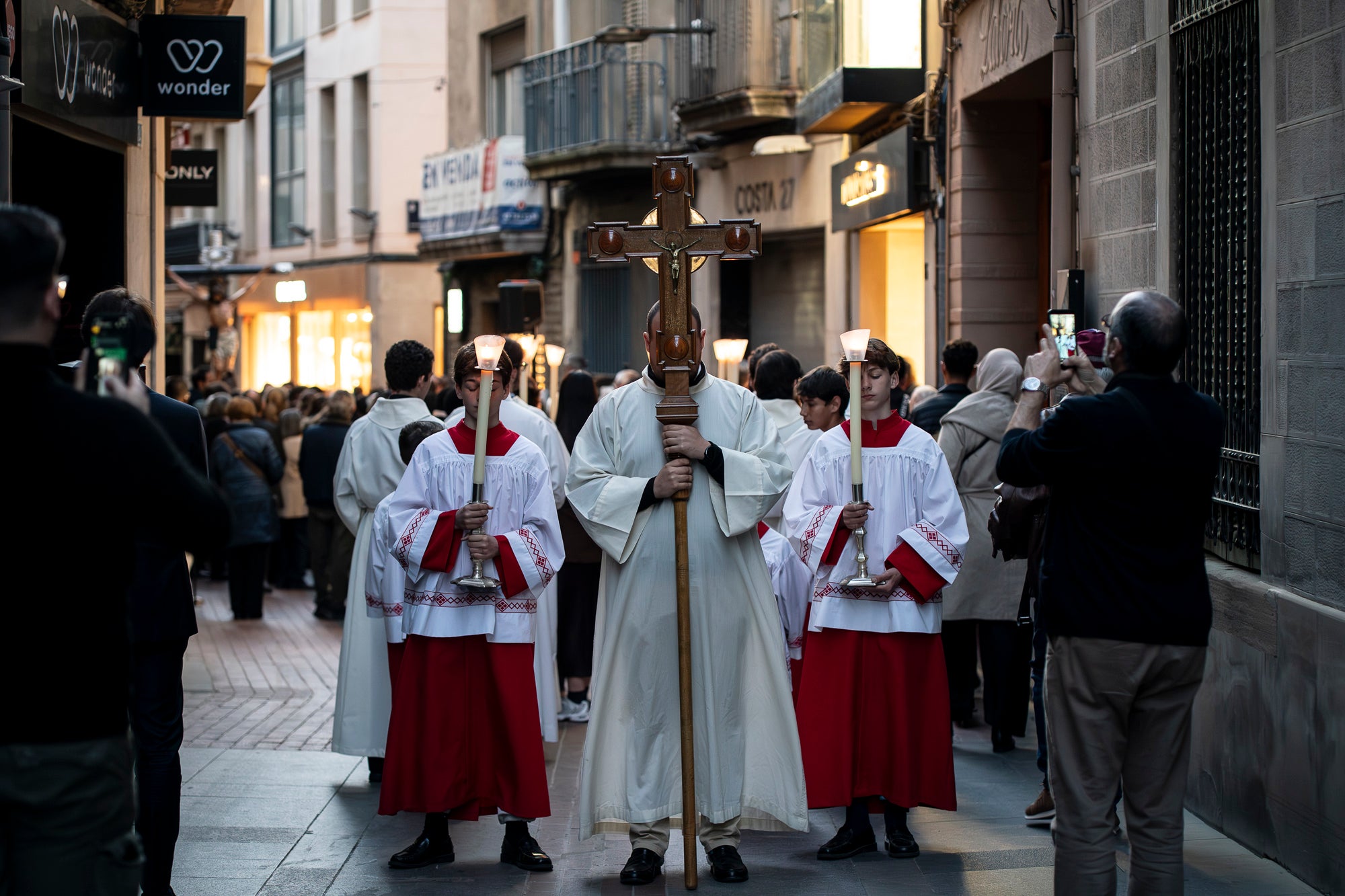 Aquest Divendres Sant, 3 d'abril, ha tingut lloc a les 20 hores a la Catedral del Sant Esperit el Via Crucis | Mireia Comas