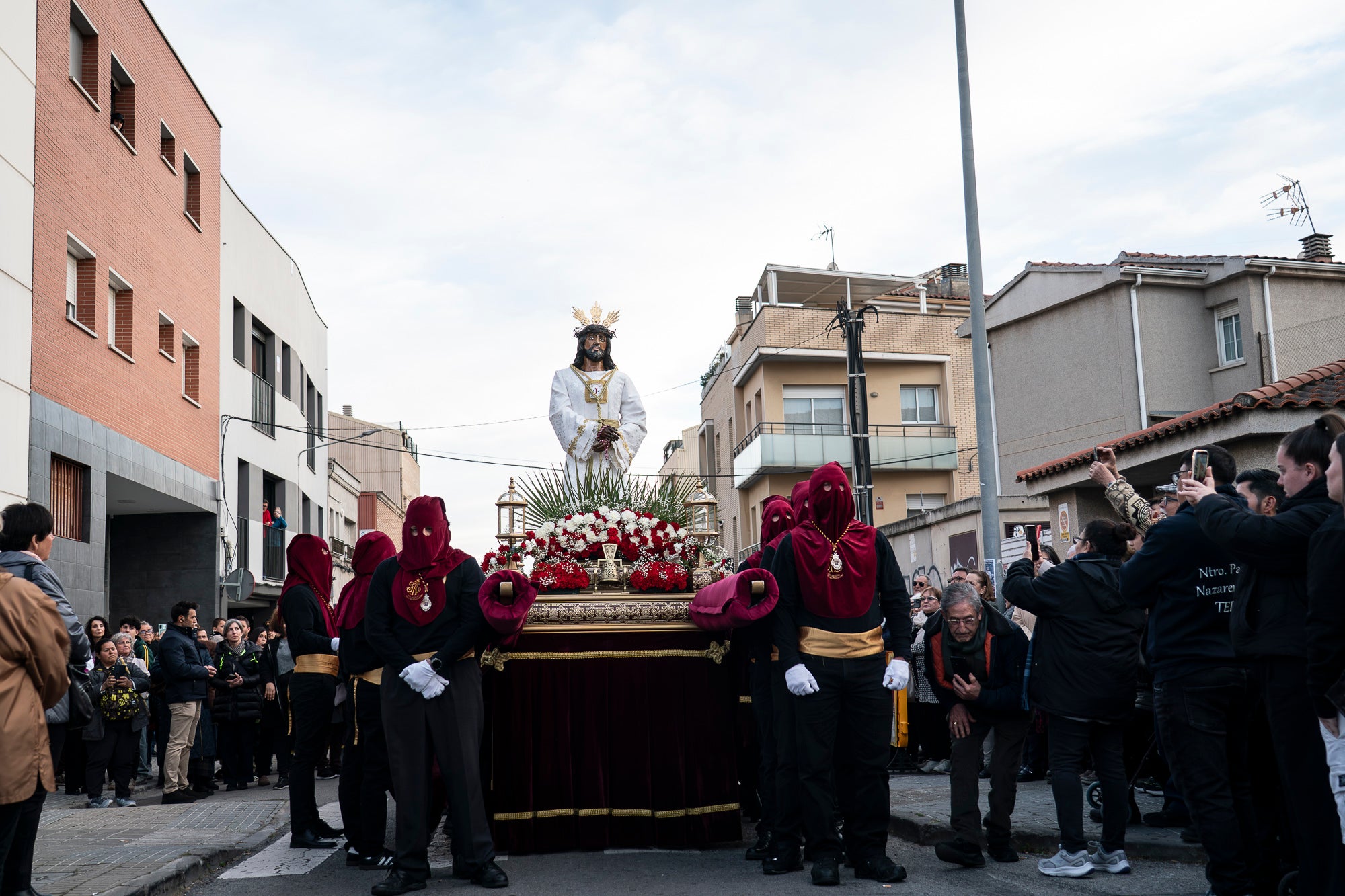 Com és tradició, aquest Dijous Sant el barri de les Arenes ha acollit la Procesión del Encuentro. La jornada ha comptat amb la participació de les confraries Hermandad Jesús Cautivo y María Santísima de las Arenas; Hermandad Nuestro Padre Jesús Nazareno y Virgen de los Dolores de Terrassa; i Cofradía Virgen de las Angustias de Terrassa del Centro Andaluz de Nueva Carteya | Mireia Comas
