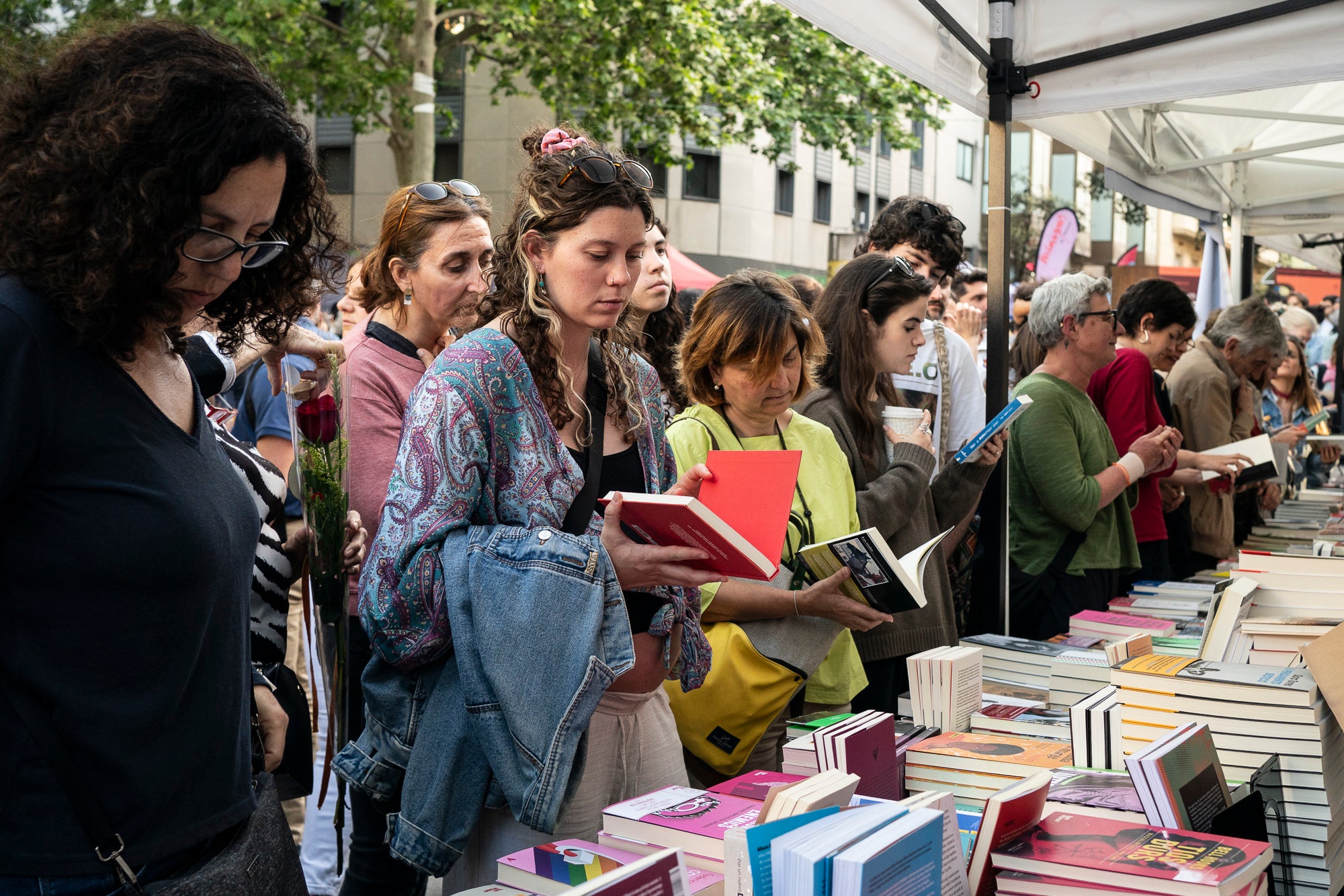 El dia ha acompanyat i els terrassencs han envaït des de bon matí i fins ben entrat el vespre els carrers del Centre de la ciutat. Més de 300 parades de llibres i roses, en un mix entre professionals i entitats, han rebut la visita -i moltes mirades- dels milers d’egarencs que han gaudit de valent d’una Diada de Sant Jordi de les més multitudinàries. La cultura popular ha pogut lluir-se, però també han rebut un càlid reconeixement els autors locals que han pogut conversar amb els seus lectors i signar una bona pila de llibres. 