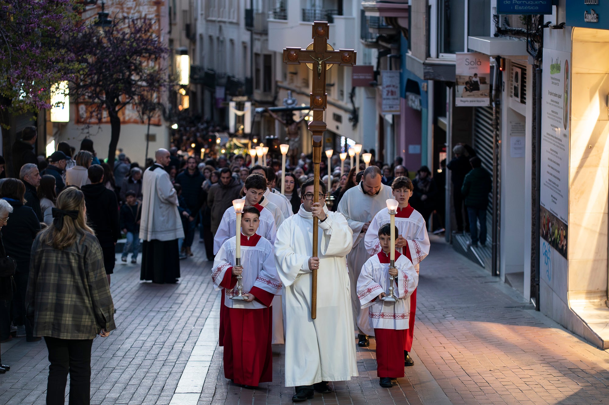Aquest Divendres Sant, 3 d'abril, ha tingut lloc a les 20 hores a la Catedral del Sant Esperit el Via Crucis | Mireia Comas