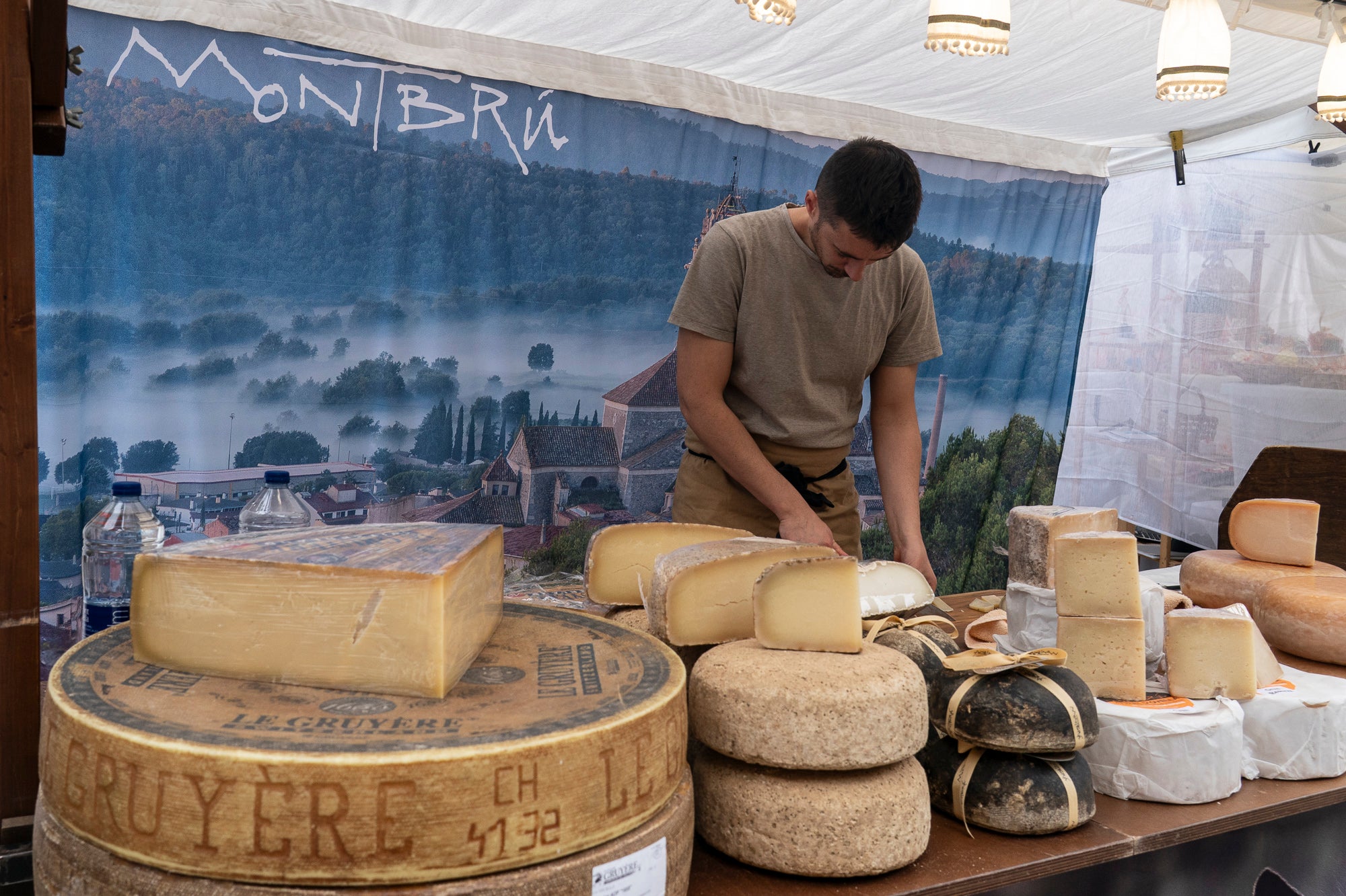 L'onzena Fira de l'Oliva de Ca n'Anglada va celebrar aquest dissabte una jornada completa al voltant de la plaça del barri on el protagonista era, evidentment, el producte derivat de l'arbre indispensable per a la bona gastronomia en les seves versions més artesanals. Hi va haver nombroses parades de productors, entitats i comerços, visites guiades a la masia propera, tallers d'olis aromàtics i el tradicional concurs de llançament de pinyol amb la boca. I, simultàniament, actuacions musicals a càrrec de l'Agrupación San José i el Coro Nazareno o el duo de pop Lua Cheia, entre altres. Alhora, la Ruta de la Tapa per deu bars i restaurants de Ca n'Anglada continua encara fins a aquest diumenge | Mireia Comas