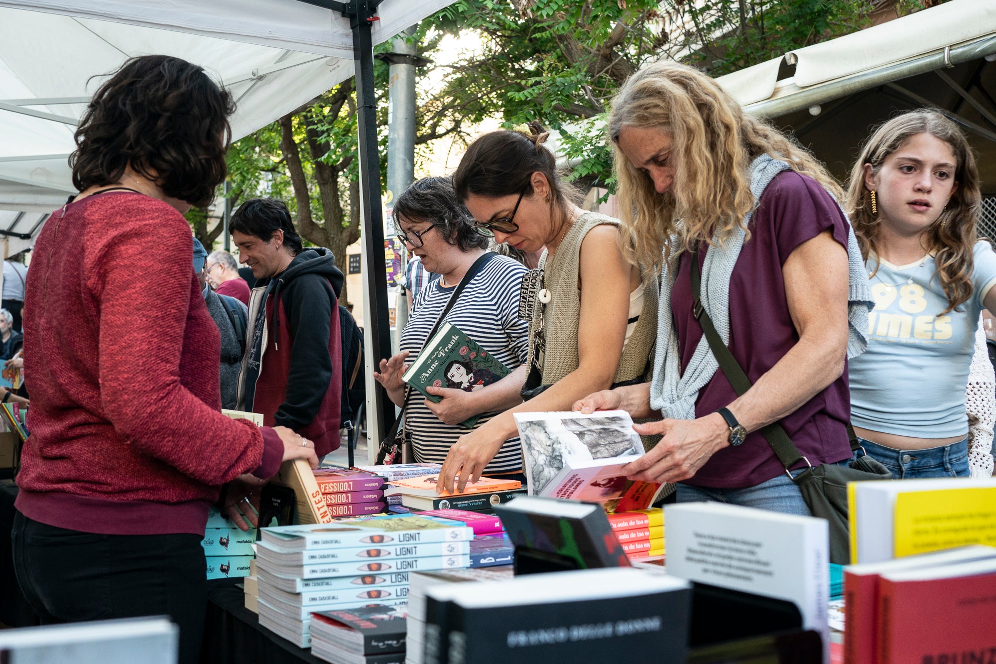 El dia ha acompanyat i els terrassencs han envaït des de bon matí i fins ben entrat el vespre els carrers del Centre de la ciutat. Més de 300 parades de llibres i roses, en un mix entre professionals i entitats, han rebut la visita -i moltes mirades- dels milers d’egarencs que han gaudit de valent d’una Diada de Sant Jordi de les més multitudinàries. La cultura popular ha pogut lluir-se, però també han rebut un càlid reconeixement els autors locals que han pogut conversar amb els seus lectors i signar una bona pila de llibres. 