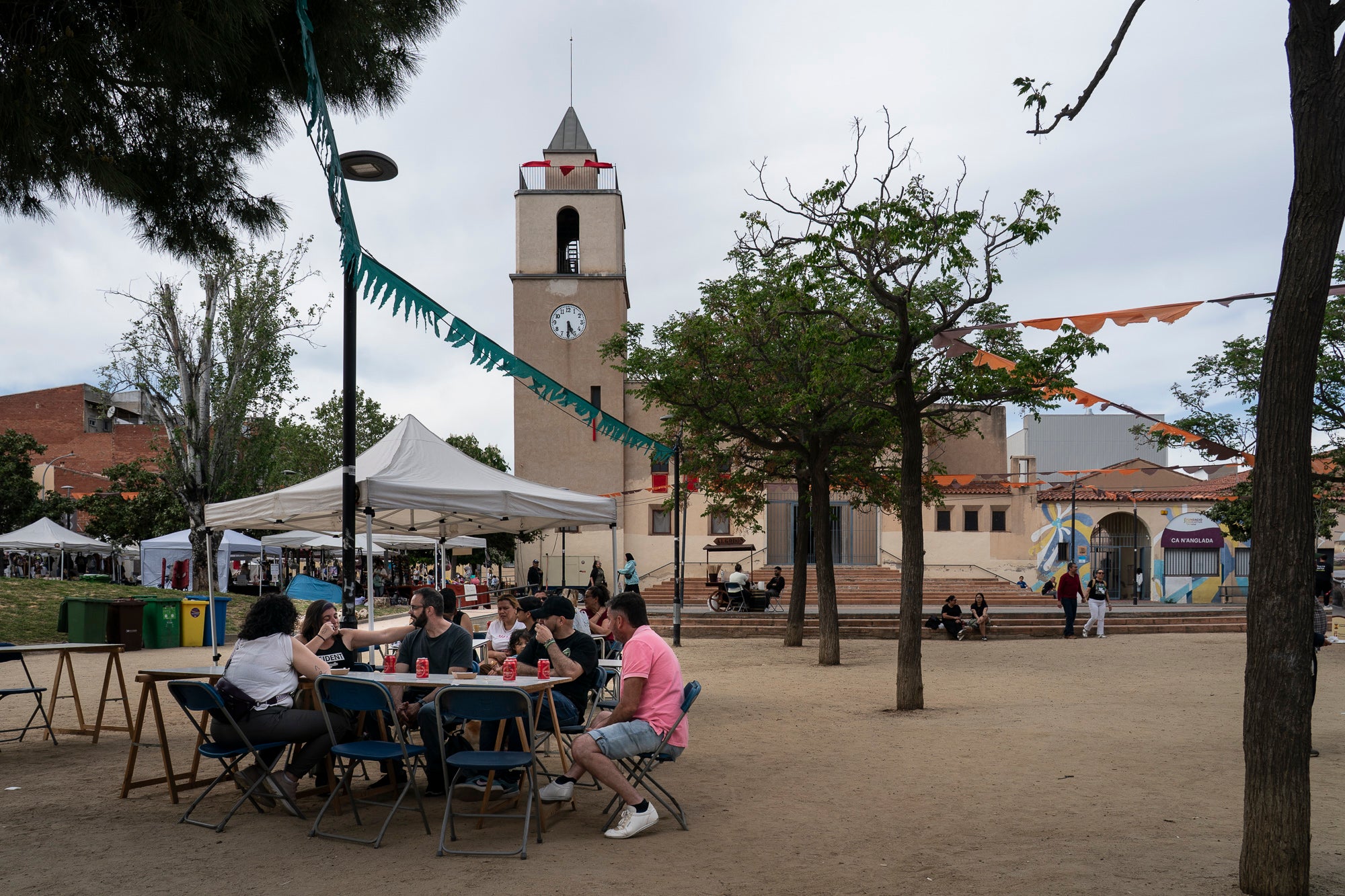 L'onzena Fira de l'Oliva de Ca n'Anglada va celebrar aquest dissabte una jornada completa al voltant de la plaça del barri on el protagonista era, evidentment, el producte derivat de l'arbre indispensable per a la bona gastronomia en les seves versions més artesanals. Hi va haver nombroses parades de productors, entitats i comerços, visites guiades a la masia propera, tallers d'olis aromàtics i el tradicional concurs de llançament de pinyol amb la boca. I, simultàniament, actuacions musicals a càrrec de l'Agrupación San José i el Coro Nazareno o el duo de pop Lua Cheia, entre altres. Alhora, la Ruta de la Tapa per deu bars i restaurants de Ca n'Anglada continua encara fins a aquest diumenge | Mireia Comas
