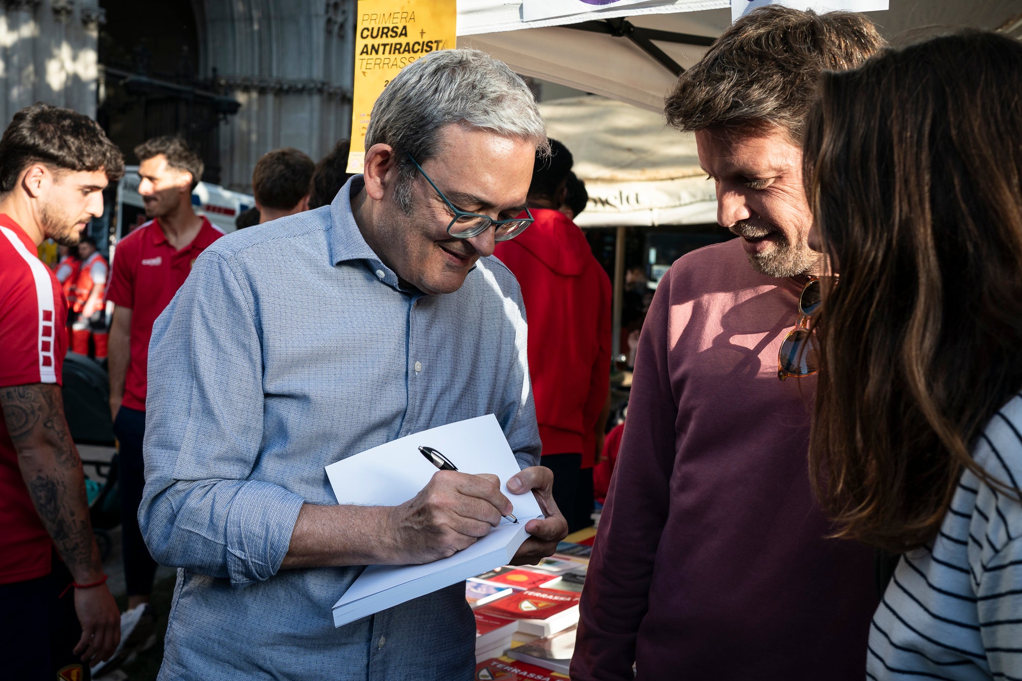 El dia ha acompanyat i els terrassencs han envaït des de bon matí i fins ben entrat el vespre els carrers del Centre de la ciutat. Més de 300 parades de llibres i roses, en un mix entre professionals i entitats, han rebut la visita -i moltes mirades- dels milers d’egarencs que han gaudit de valent d’una Diada de Sant Jordi de les més multitudinàries. La cultura popular ha pogut lluir-se, però també han rebut un càlid reconeixement els autors locals que han pogut conversar amb els seus lectors i signar una bona pila de llibres. 