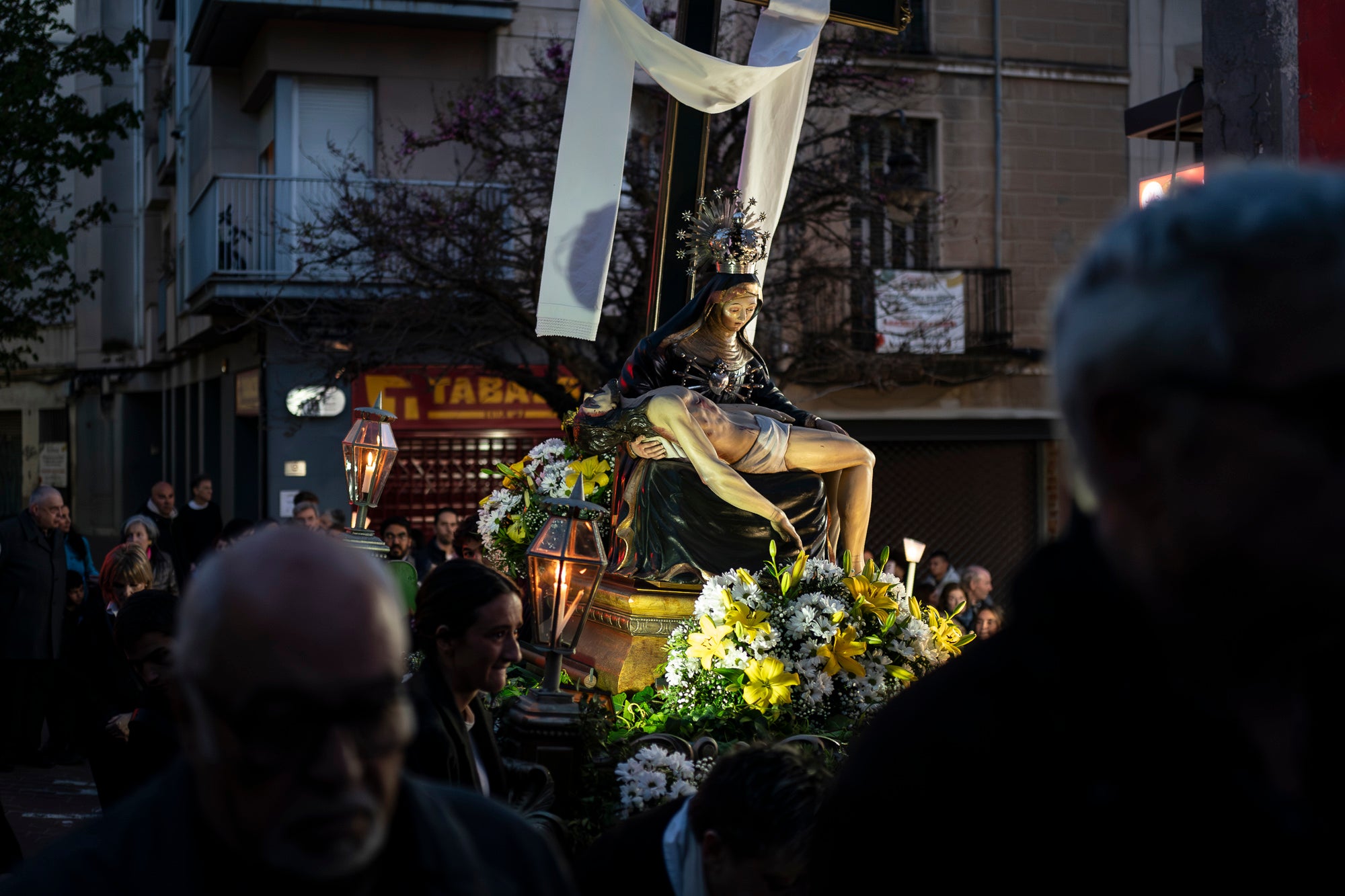Aquest Divendres Sant, 3 d'abril, ha tingut lloc a les 20 hores a la Catedral del Sant Esperit el Via Crucis | Mireia Comas