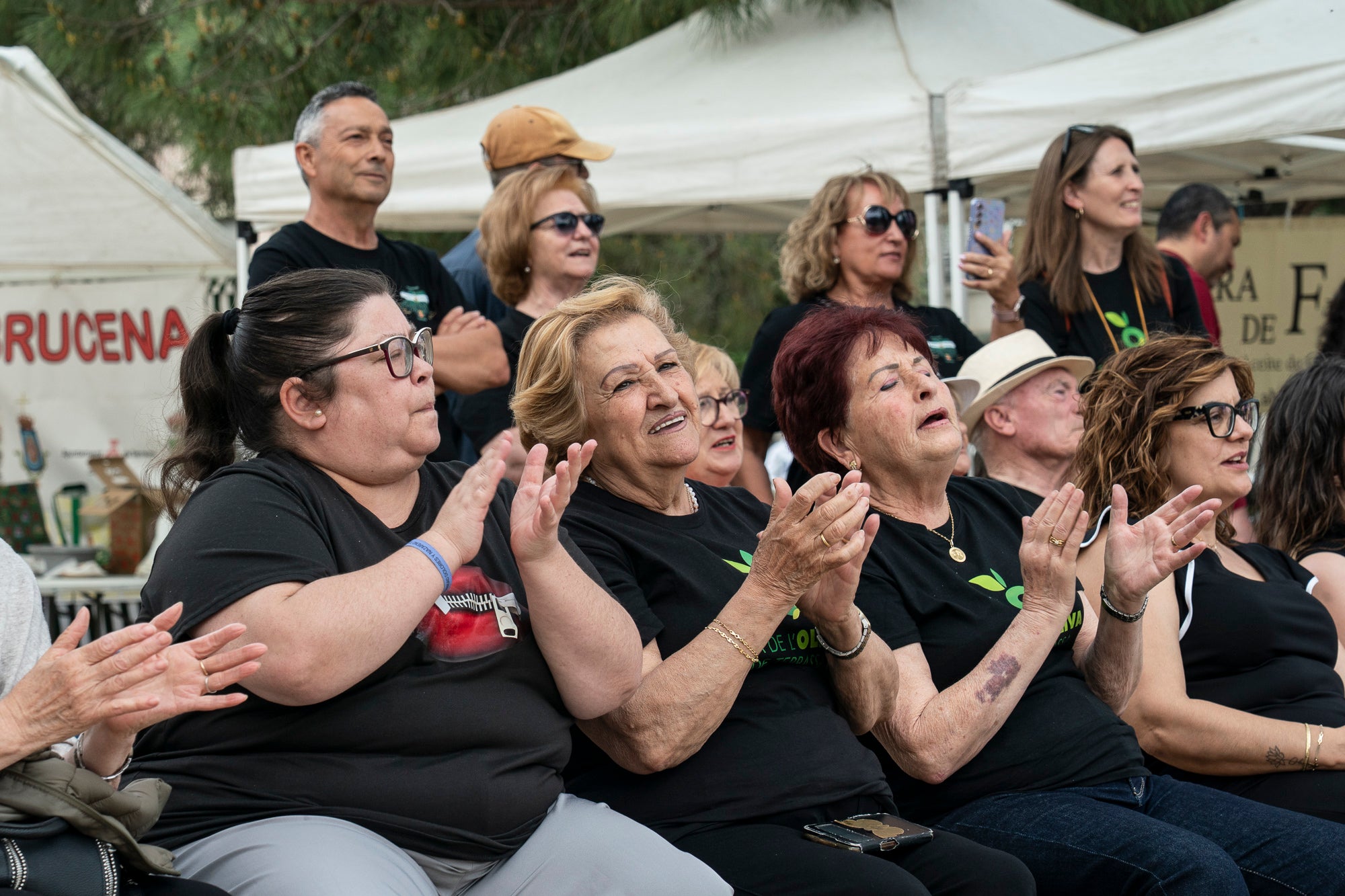 L'onzena Fira de l'Oliva de Ca n'Anglada va celebrar aquest dissabte una jornada completa al voltant de la plaça del barri on el protagonista era, evidentment, el producte derivat de l'arbre indispensable per a la bona gastronomia en les seves versions més artesanals. Hi va haver nombroses parades de productors, entitats i comerços, visites guiades a la masia propera, tallers d'olis aromàtics i el tradicional concurs de llançament de pinyol amb la boca. I, simultàniament, actuacions musicals a càrrec de l'Agrupación San José i el Coro Nazareno o el duo de pop Lua Cheia, entre altres. Alhora, la Ruta de la Tapa per deu bars i restaurants de Ca n'Anglada continua encara fins a aquest diumenge | Mireia Comas
