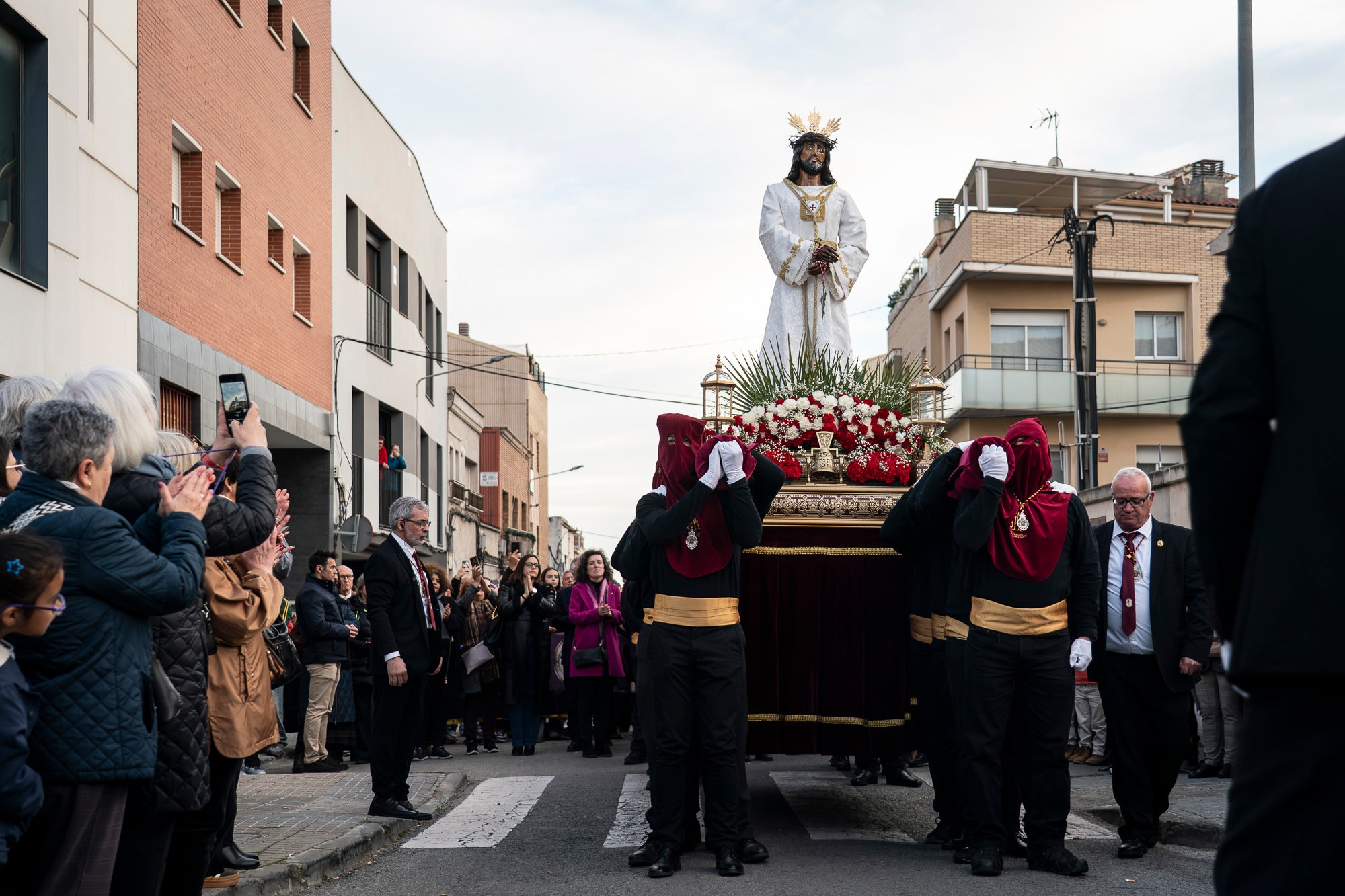 Com és tradició, aquest Dijous Sant el barri de les Arenes ha acollit la Procesión del Encuentro. La jornada ha comptat amb la participació de les confraries Hermandad Jesús Cautivo y María Santísima de las Arenas; Hermandad Nuestro Padre Jesús Nazareno y Virgen de los Dolores de Terrassa; i Cofradía Virgen de las Angustias de Terrassa del Centro Andaluz de Nueva Carteya | Mireia Comas