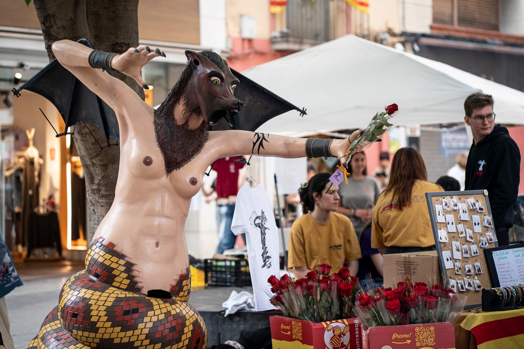 El dia ha acompanyat i els terrassencs han envaït des de bon matí i fins ben entrat el vespre els carrers del Centre de la ciutat. Més de 300 parades de llibres i roses, en un mix entre professionals i entitats, han rebut la visita -i moltes mirades- dels milers d’egarencs que han gaudit de valent d’una Diada de Sant Jordi de les més multitudinàries. La cultura popular ha pogut lluir-se, però també han rebut un càlid reconeixement els autors locals que han pogut conversar amb els seus lectors i signar una bona pila de llibres. 
