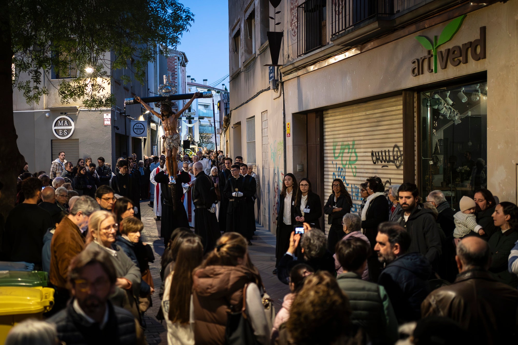 Aquest Divendres Sant, 3 d'abril, ha tingut lloc a les 20 hores a la Catedral del Sant Esperit el Via Crucis | Mireia Comas