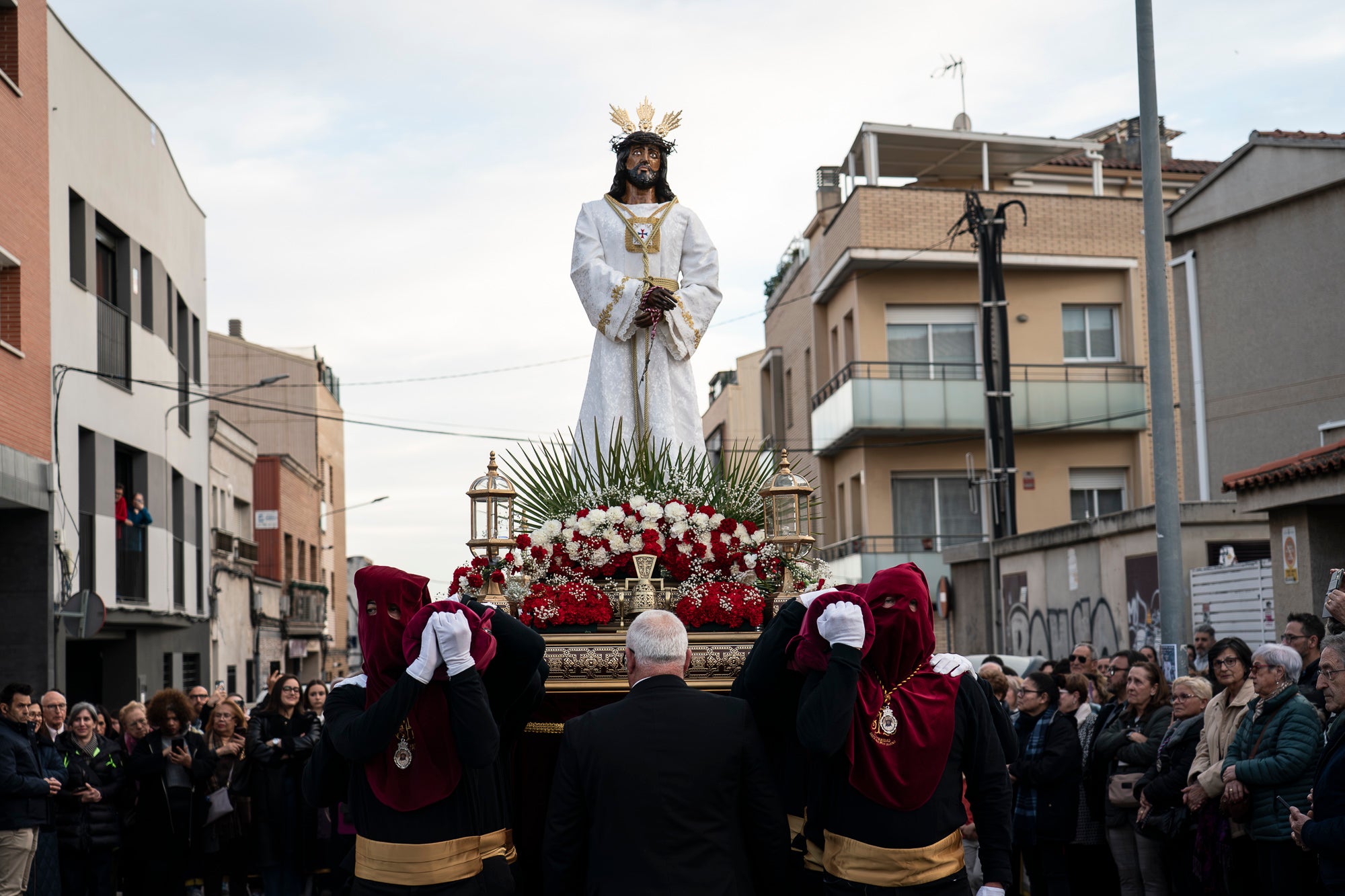 Com és tradició, aquest Dijous Sant el barri de les Arenes ha acollit la Procesión del Encuentro. La jornada ha comptat amb la participació de les confraries Hermandad Jesús Cautivo y María Santísima de las Arenas; Hermandad Nuestro Padre Jesús Nazareno y Virgen de los Dolores de Terrassa; i Cofradía Virgen de las Angustias de Terrassa del Centro Andaluz de Nueva Carteya | Mireia Comas