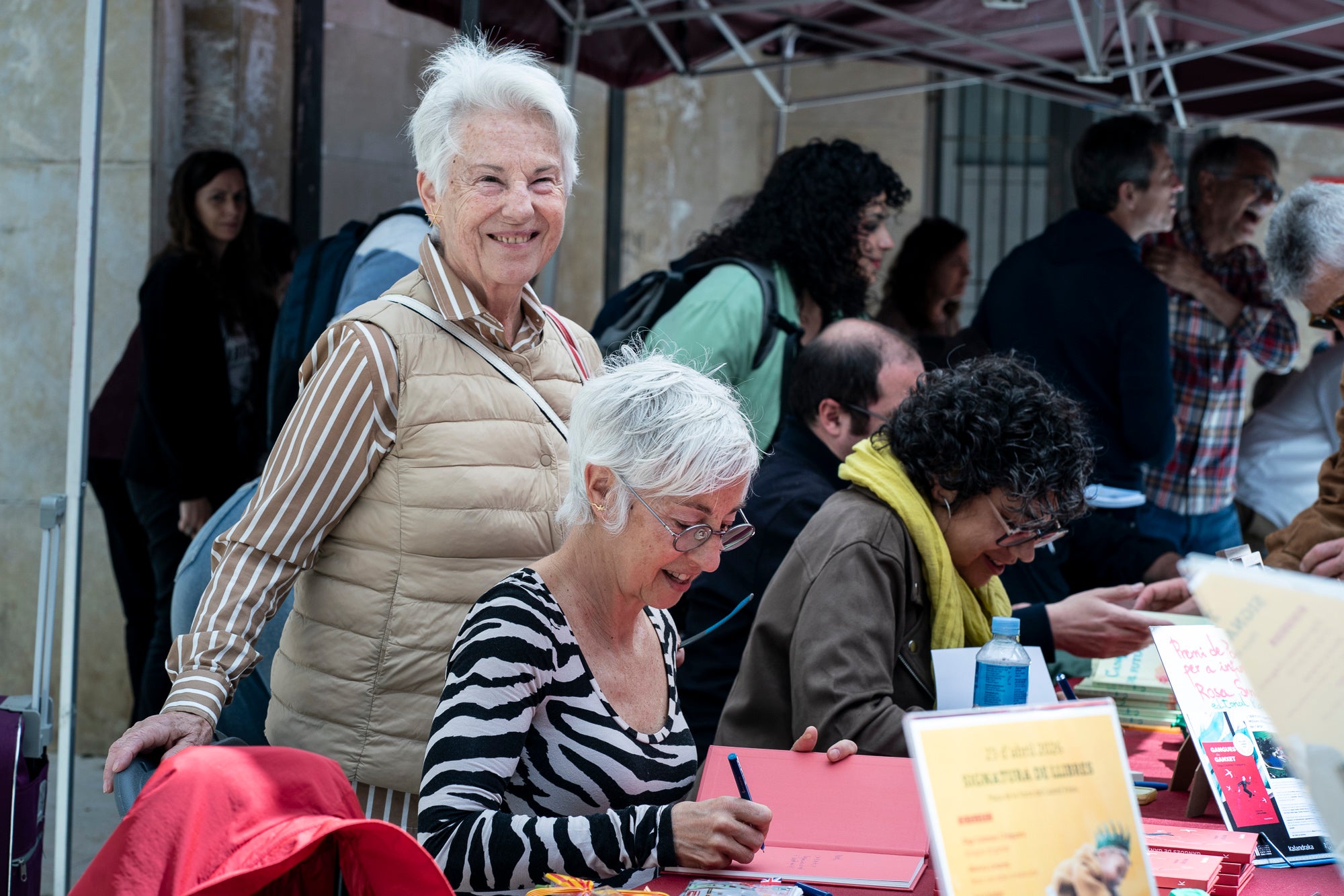 El dia ha acompanyat i els terrassencs han envaït des de bon matí i fins ben entrat el vespre els carrers del Centre de la ciutat. Més de 300 parades de llibres i roses, en un mix entre professionals i entitats, han rebut la visita -i moltes mirades- dels milers d’egarencs que han gaudit de valent d’una Diada de Sant Jordi de les més multitudinàries. La cultura popular ha pogut lluir-se, però també han rebut un càlid reconeixement els autors locals que han pogut conversar amb els seus lectors i signar una bona pila de llibres. 