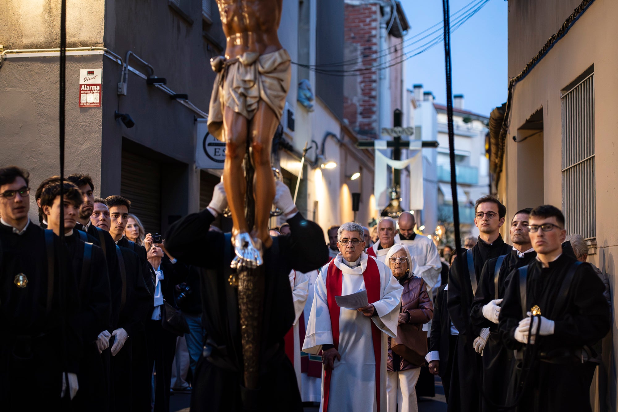 Aquest Divendres Sant, 3 d'abril, ha tingut lloc a les 20 hores a la Catedral del Sant Esperit el Via Crucis | Mireia Comas