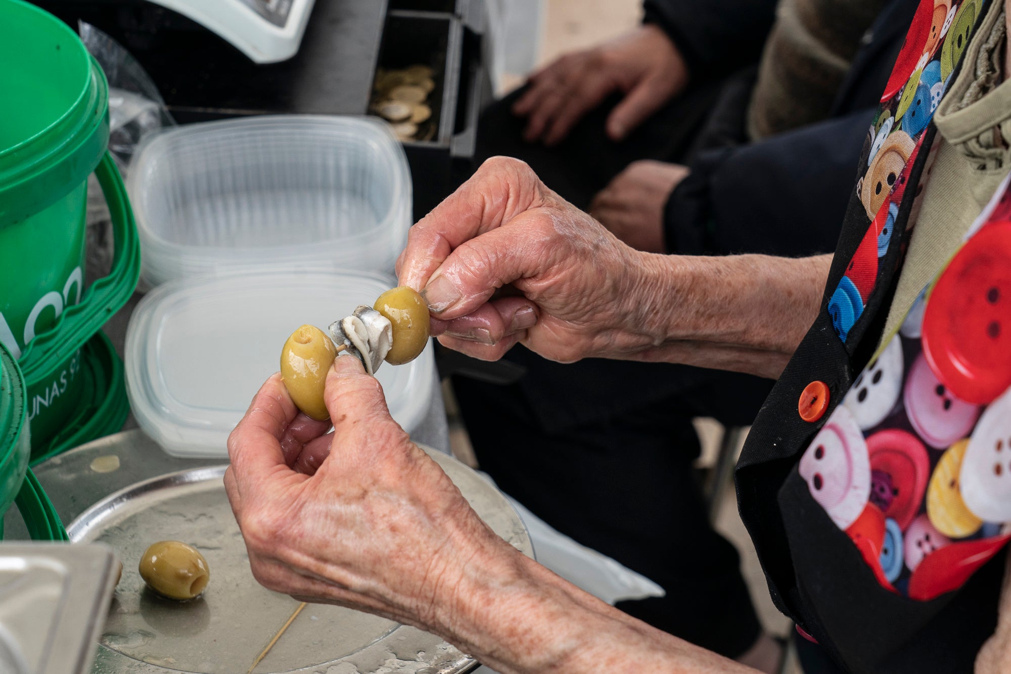 L'onzena Fira de l'Oliva de Ca n'Anglada va celebrar aquest dissabte una jornada completa al voltant de la plaça del barri on el protagonista era, evidentment, el producte derivat de l'arbre indispensable per a la bona gastronomia en les seves versions més artesanals. Hi va haver nombroses parades de productors, entitats i comerços, visites guiades a la masia propera, tallers d'olis aromàtics i el tradicional concurs de llançament de pinyol amb la boca. I, simultàniament, actuacions musicals a càrrec de l'Agrupación San José i el Coro Nazareno o el duo de pop Lua Cheia, entre altres. Alhora, la Ruta de la Tapa per deu bars i restaurants de Ca n'Anglada continua encara fins a aquest diumenge | Mireia Comas