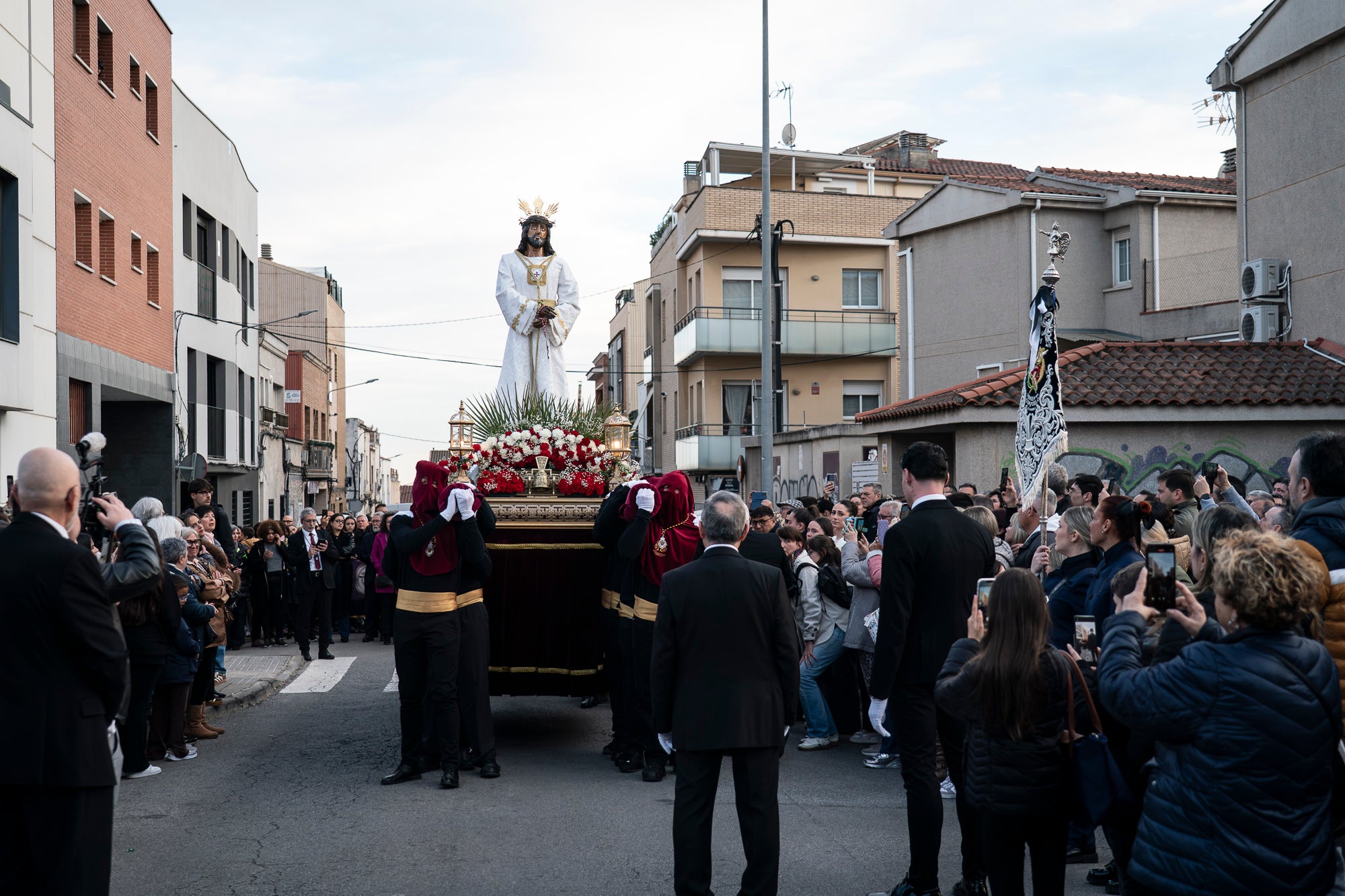 Com és tradició, aquest Dijous Sant el barri de les Arenes ha acollit la Procesión del Encuentro. La jornada ha comptat amb la participació de les confraries Hermandad Jesús Cautivo y María Santísima de las Arenas; Hermandad Nuestro Padre Jesús Nazareno y Virgen de los Dolores de Terrassa; i Cofradía Virgen de las Angustias de Terrassa del Centro Andaluz de Nueva Carteya | Mireia Comas