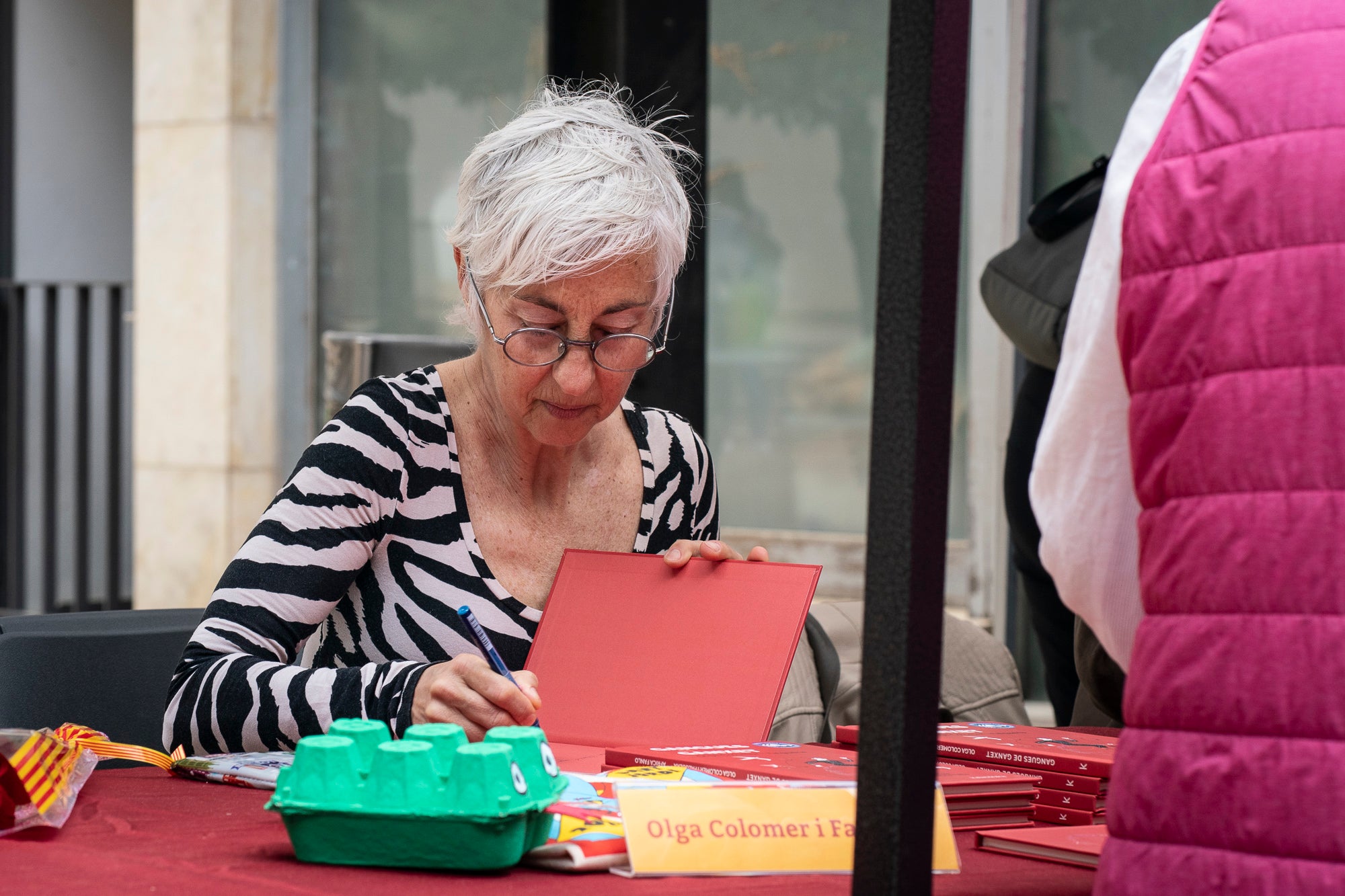 El dia ha acompanyat i els terrassencs han envaït des de bon matí i fins ben entrat el vespre els carrers del Centre de la ciutat. Més de 300 parades de llibres i roses, en un mix entre professionals i entitats, han rebut la visita -i moltes mirades- dels milers d’egarencs que han gaudit de valent d’una Diada de Sant Jordi de les més multitudinàries. La cultura popular ha pogut lluir-se, però també han rebut un càlid reconeixement els autors locals que han pogut conversar amb els seus lectors i signar una bona pila de llibres. 
