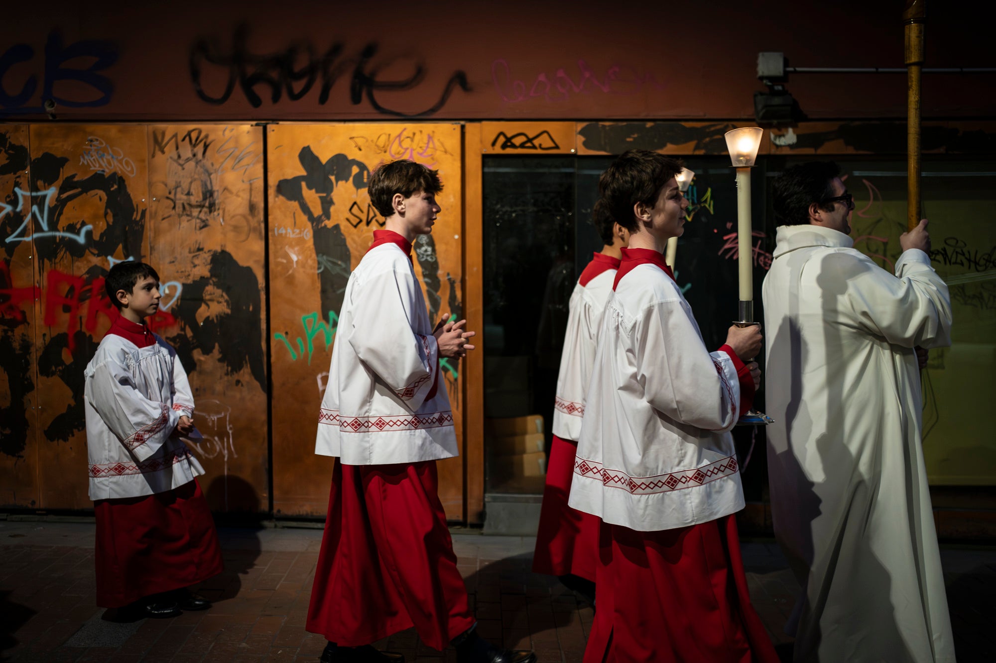 Aquest Divendres Sant, 3 d'abril, ha tingut lloc a les 20 hores a la Catedral del Sant Esperit el Via Crucis | Mireia Comas