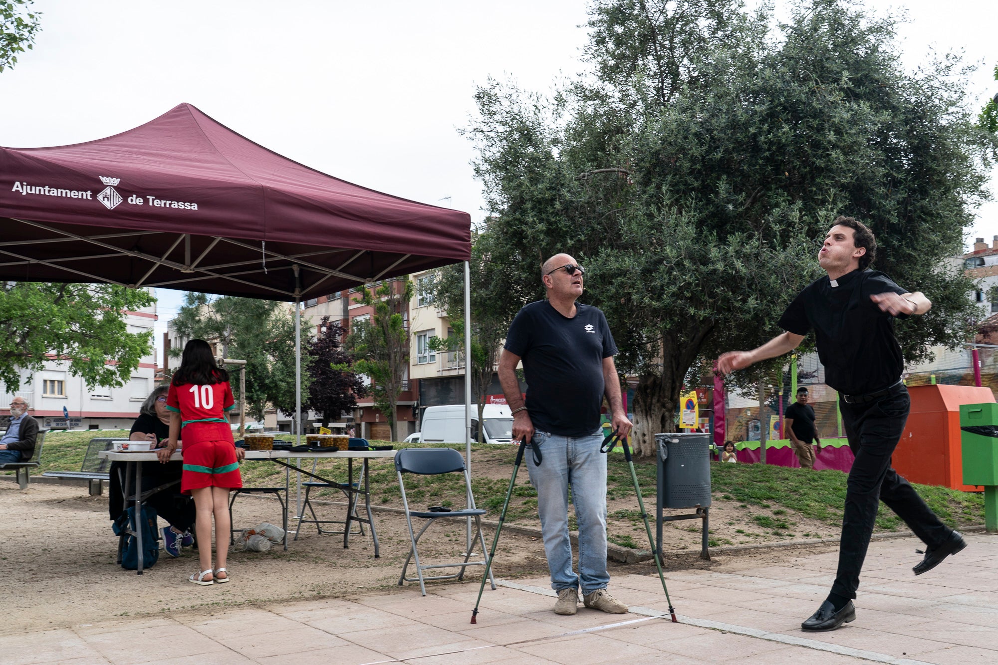 L'onzena Fira de l'Oliva de Ca n'Anglada va celebrar aquest dissabte una jornada completa al voltant de la plaça del barri on el protagonista era, evidentment, el producte derivat de l'arbre indispensable per a la bona gastronomia en les seves versions més artesanals. Hi va haver nombroses parades de productors, entitats i comerços, visites guiades a la masia propera, tallers d'olis aromàtics i el tradicional concurs de llançament de pinyol amb la boca. I, simultàniament, actuacions musicals a càrrec de l'Agrupación San José i el Coro Nazareno o el duo de pop Lua Cheia, entre altres. Alhora, la Ruta de la Tapa per deu bars i restaurants de Ca n'Anglada continua encara fins a aquest diumenge | Mireia Comas