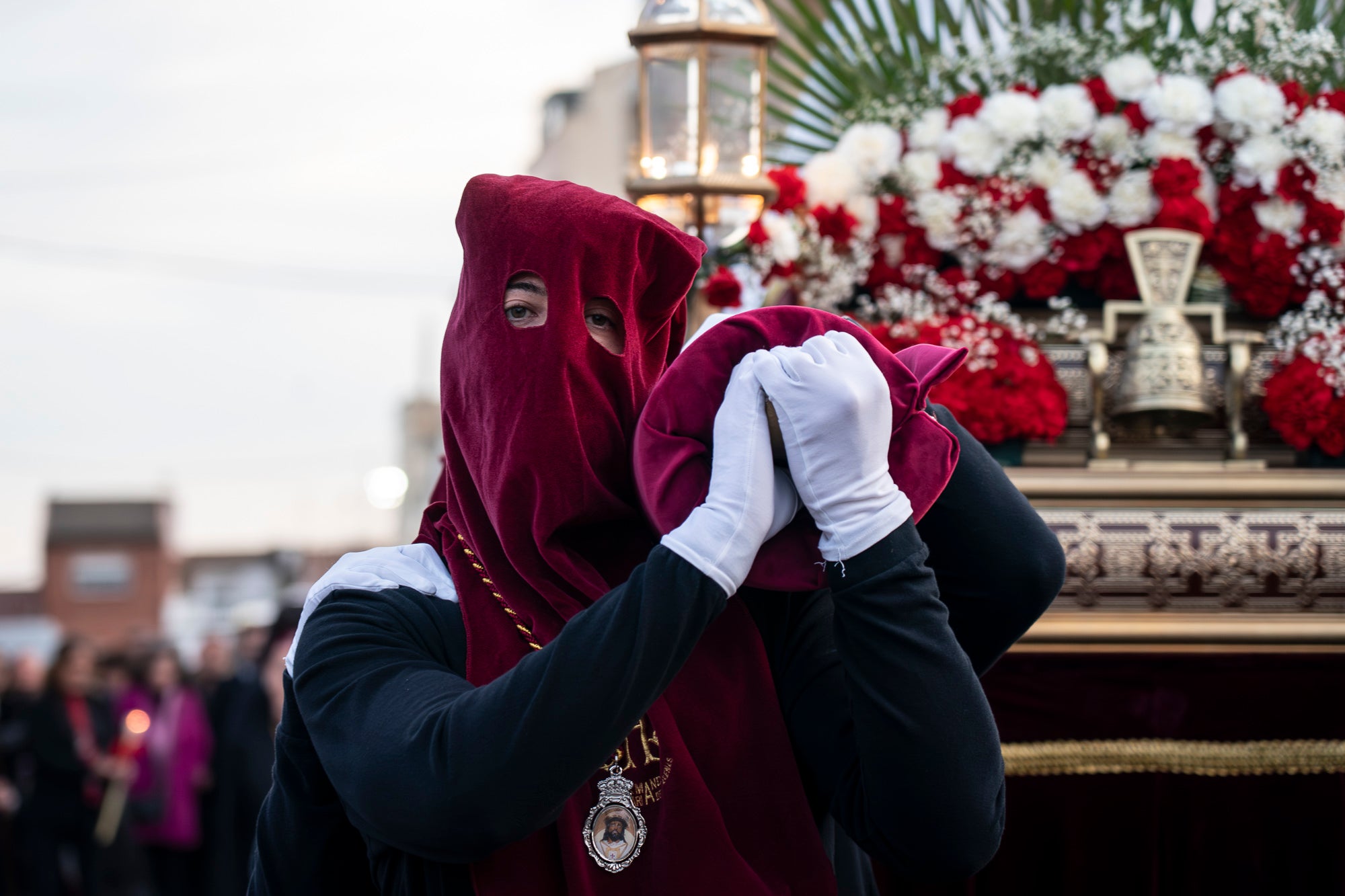 Com és tradició, aquest Dijous Sant el barri de les Arenes ha acollit la Procesión del Encuentro. La jornada ha comptat amb la participació de les confraries Hermandad Jesús Cautivo y María Santísima de las Arenas; Hermandad Nuestro Padre Jesús Nazareno y Virgen de los Dolores de Terrassa; i Cofradía Virgen de las Angustias de Terrassa del Centro Andaluz de Nueva Carteya | Mireia Comas