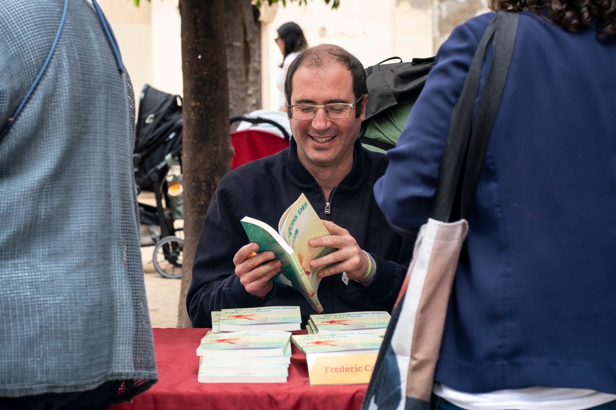 El dia ha acompanyat i els terrassencs han envaït des de bon matí i fins ben entrat el vespre els carrers del Centre de la ciutat. Més de 300 parades de llibres i roses, en un mix entre professionals i entitats, han rebut la visita -i moltes mirades- dels milers d’egarencs que han gaudit de valent d’una Diada de Sant Jordi de les més multitudinàries. La cultura popular ha pogut lluir-se, però també han rebut un càlid reconeixement els autors locals que han pogut conversar amb els seus lectors i signar una bona pila de llibres. 