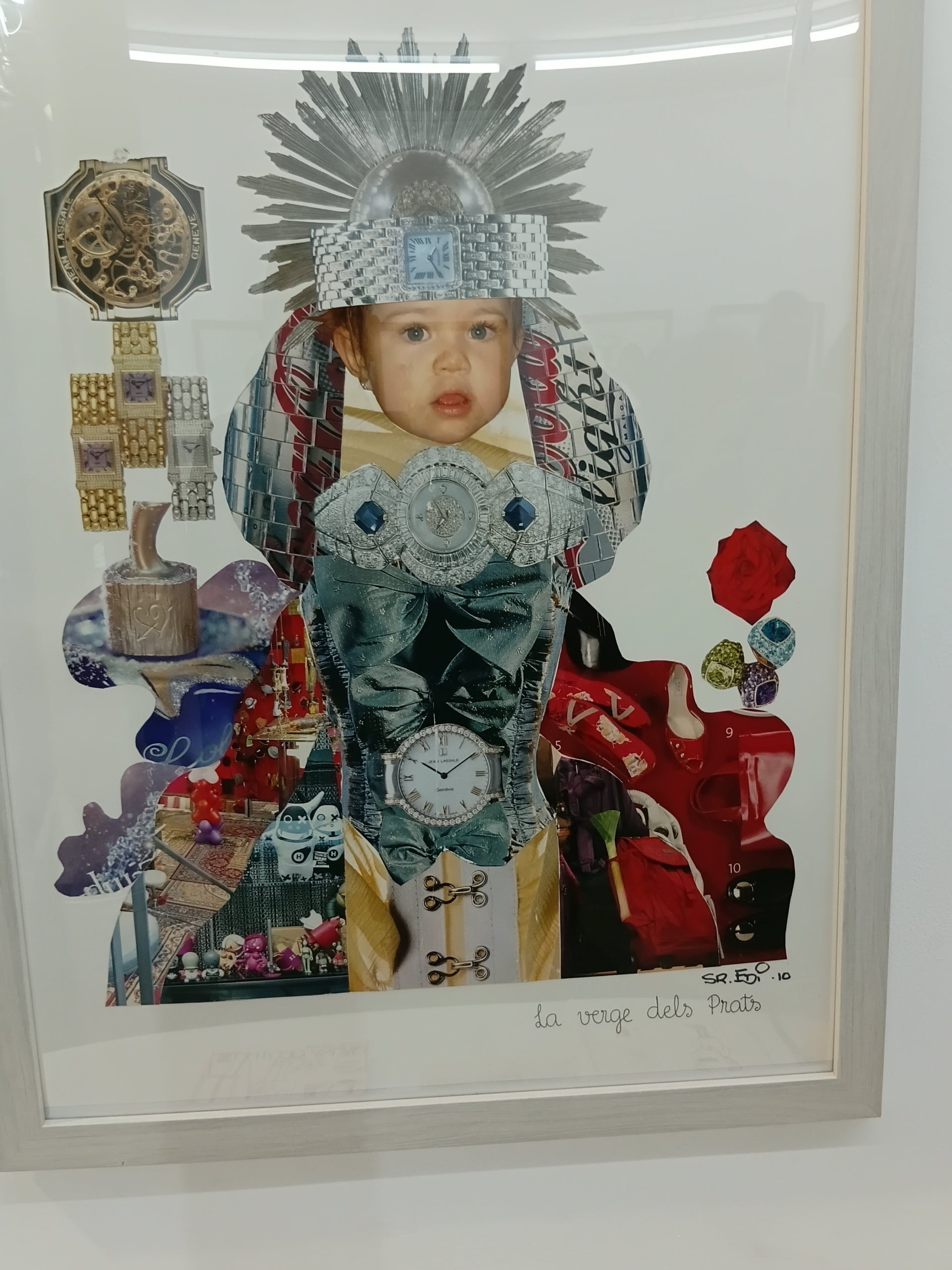 La Sala Paüls va inaugurar aquest divendres dia 10 d'abril, una nova exposició. “Les Verges del Sr. Edi” està formada per unes obres molt curioses, que anava construint amb papers de revistes de moda retallats i enganxats, treballant amb composicions imaginatives i riques en colors i formes. La mostra serveix per recordar Eduard Torres Crusat, (Terrassa, 1944 - 2020), conegut com a Sr. Edi, qui va ser dibuixant, humorista i un artista polifacètic. Les Verges es podran veure fins al 29 d’abril