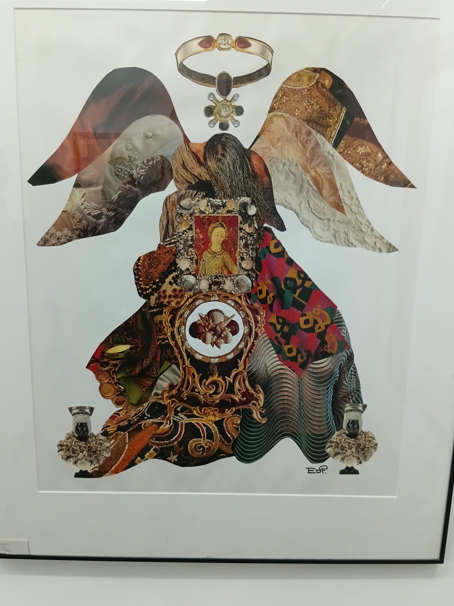 La Sala Paüls va inaugurar aquest divendres dia 10 d'abril, una nova exposició. “Les Verges del Sr. Edi” està formada per unes obres molt curioses, que anava construint amb papers de revistes de moda retallats i enganxats, treballant amb composicions imaginatives i riques en colors i formes. La mostra serveix per recordar Eduard Torres Crusat, (Terrassa, 1944 - 2020), conegut com a Sr. Edi, qui va ser dibuixant, humorista i un artista polifacètic. Les Verges es podran veure fins al 29 d’abril