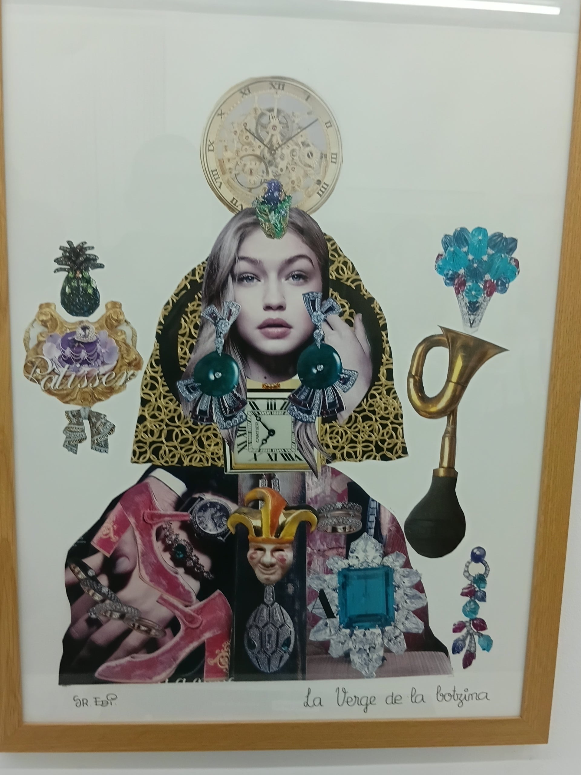 La Sala Paüls va inaugurar aquest divendres dia 10 d'abril, una nova exposició. “Les Verges del Sr. Edi” està formada per unes obres molt curioses, que anava construint amb papers de revistes de moda retallats i enganxats, treballant amb composicions imaginatives i riques en colors i formes. La mostra serveix per recordar Eduard Torres Crusat, (Terrassa, 1944 - 2020), conegut com a Sr. Edi, qui va ser dibuixant, humorista i un artista polifacètic. Les Verges es podran veure fins al 29 d’abril