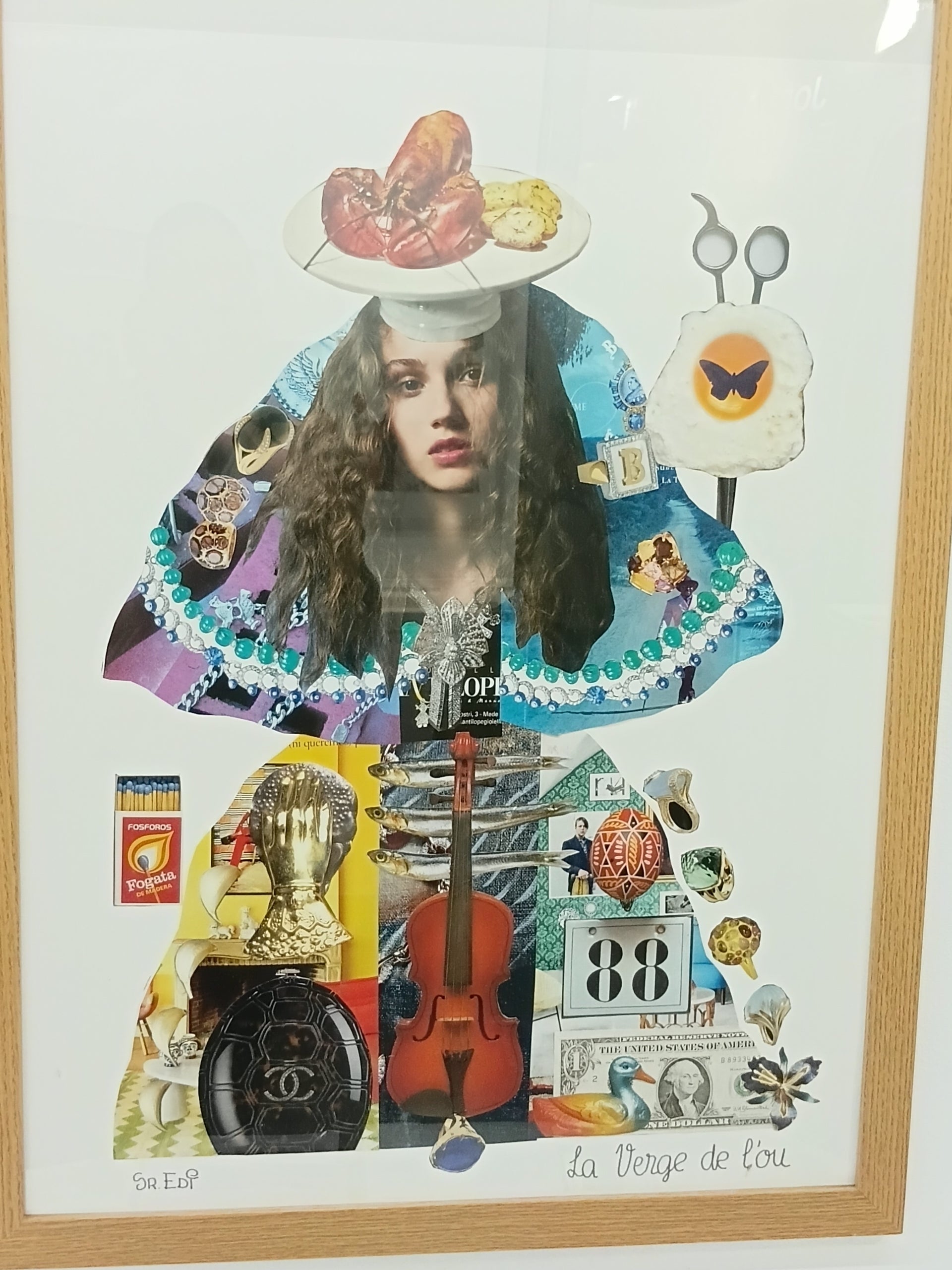 La Sala Paüls va inaugurar aquest divendres dia 10 d'abril, una nova exposició. “Les Verges del Sr. Edi” està formada per unes obres molt curioses, que anava construint amb papers de revistes de moda retallats i enganxats, treballant amb composicions imaginatives i riques en colors i formes. La mostra serveix per recordar Eduard Torres Crusat, (Terrassa, 1944 - 2020), conegut com a Sr. Edi, qui va ser dibuixant, humorista i un artista polifacètic. Les Verges es podran veure fins al 29 d’abril