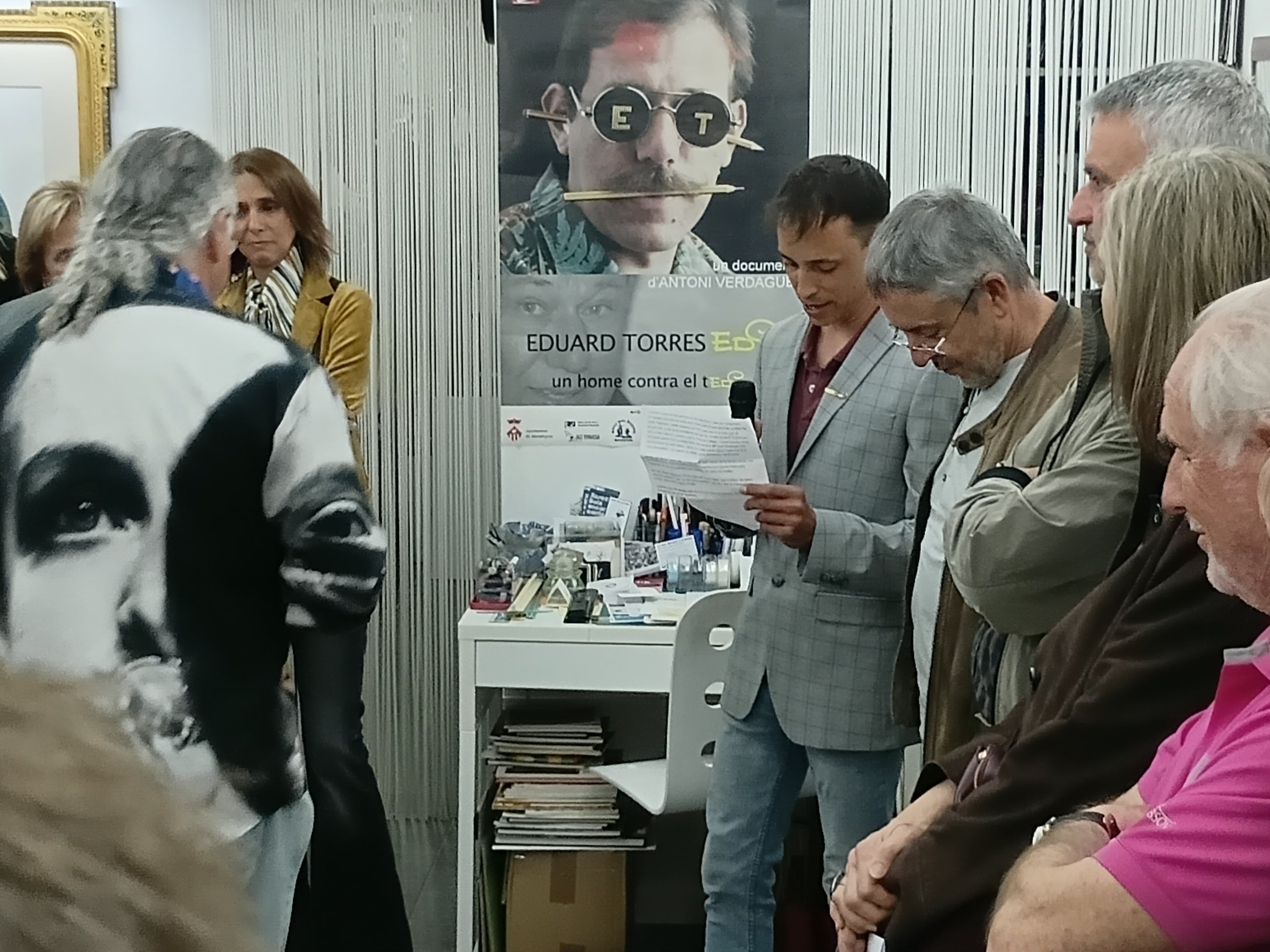 La Sala Paüls va inaugurar aquest divendres dia 10 d'abril, una nova exposició. “Les Verges del Sr. Edi” està formada per unes obres molt curioses, que anava construint amb papers de revistes de moda retallats i enganxats, treballant amb composicions imaginatives i riques en colors i formes. La mostra serveix per recordar Eduard Torres Crusat, (Terrassa, 1944 - 2020), conegut com a Sr. Edi, qui va ser dibuixant, humorista i un artista polifacètic. Les Verges es podran veure fins al 29 d’abril