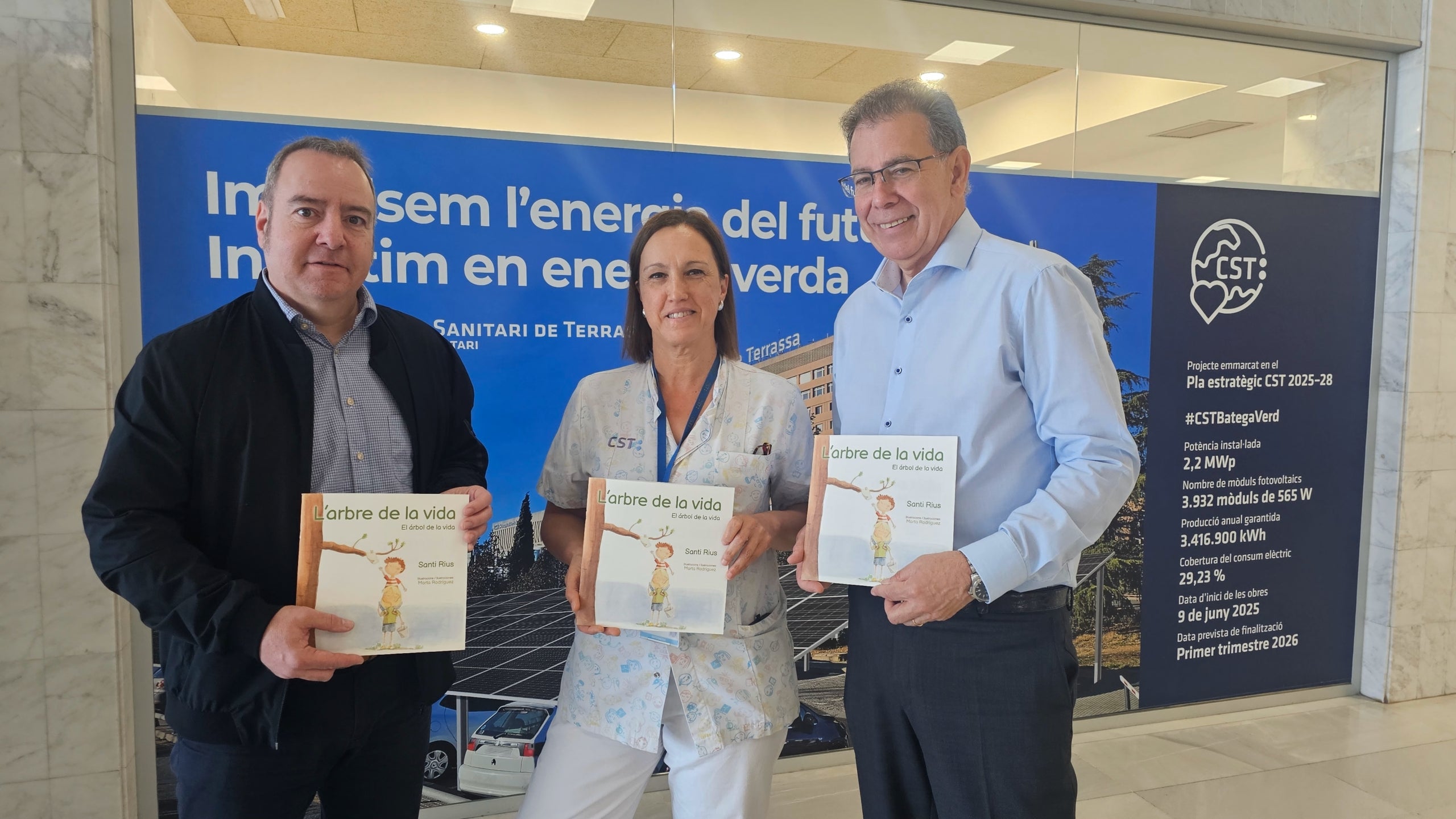 Lliurament dels contes amb el Director Comercial de IN2, Albert Solaz, el secretari de l’Associació i autor del conte Santi Rius i la Coordinadora d’Infermeria de Pediatria del CST, Pili Murillo | Associació El Llibre de la Vida