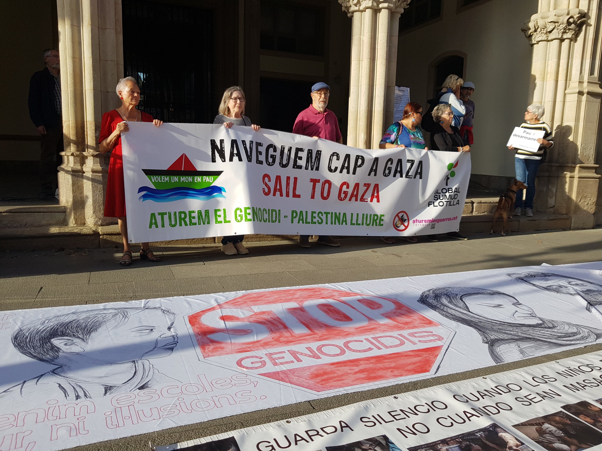 Israel ha interceptat aquesta matinada els més de 20 vaixells que formaven part de la Glonal Sumud Flotilla. A bord del Baruna, hi havia la terrassenca Judith Piñol, membre del sindicat d’Activitats Diverses de la CGT i vinculada a diverses organitzacions socials de la ciutat. La nova missió humanitària amb ajuda per a Gaza, es trobava a la costa de Grècia quan han estat abordats per soldats israelians. Davant d’això, s’ha convocat un acte de protesta davant del Raval, on s’ha llegit un manifest de repulsa pel “segrest d’activistes humanitaris” per part de l’Estat d’Israel i de condemna pel “genocidi a Gaza”. Així mateix, s’ha informat de l’última hora sobre l’estat de la Judit. La família ha pogut parlar amb ella i els ha manifestat que “està forta i tranquil·la, perquè ha fet el que havia de fer, anar amb la Flotilla”. Així mateix, Israel ha comunicat que deixarà els activistes en una platja de Grècia i no se’ls endurà cap al seu país, com en un principi es temia. 