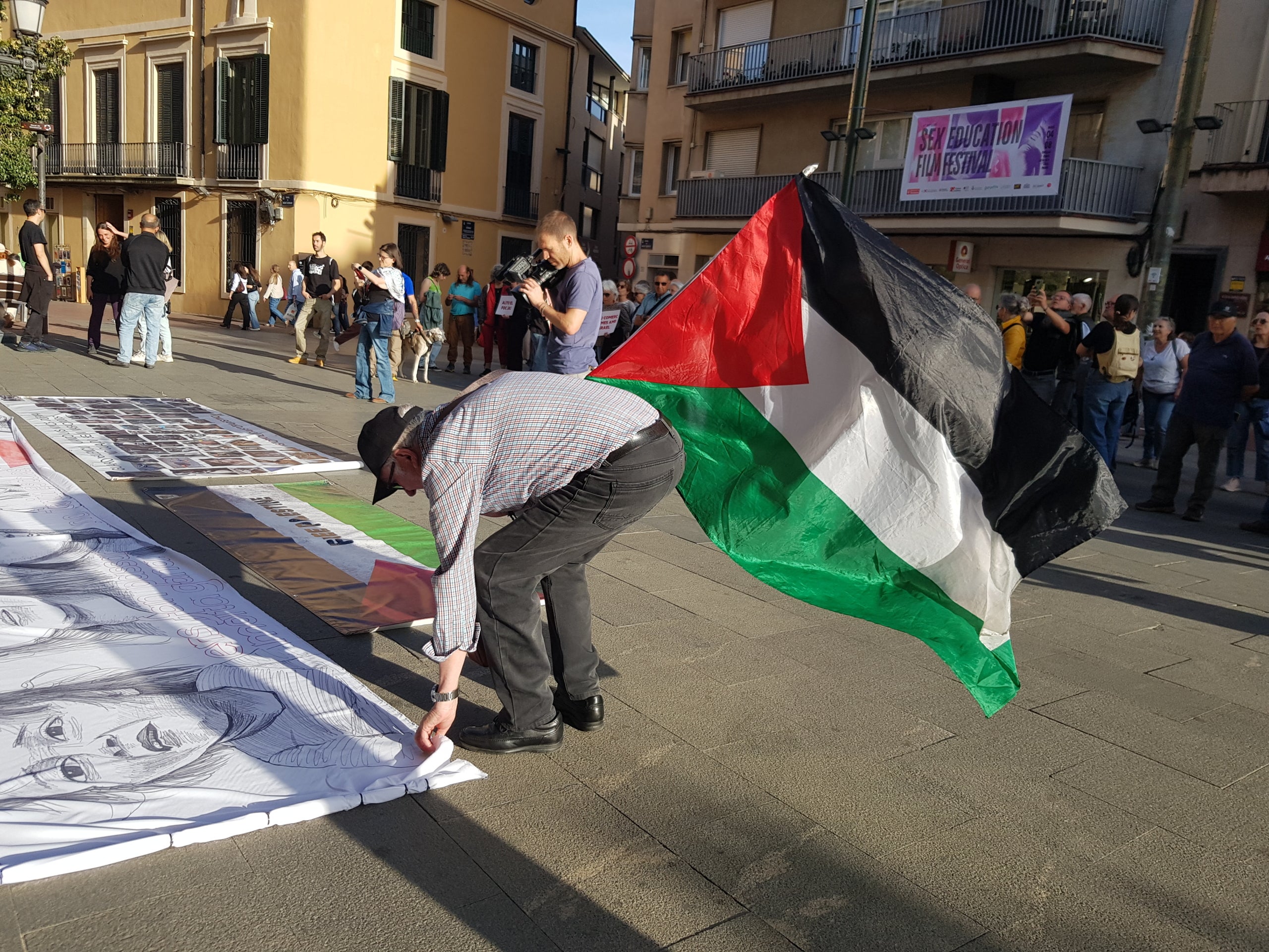 Israel ha interceptat aquesta matinada els més de 20 vaixells que formaven part de la Glonal Sumud Flotilla. A bord del Baruna, hi havia la terrassenca Judith Piñol, membre del sindicat d’Activitats Diverses de la CGT i vinculada a diverses organitzacions socials de la ciutat. La nova missió humanitària amb ajuda per a Gaza, es trobava a la costa de Grècia quan han estat abordats per soldats israelians. Davant d’això, s’ha convocat un acte de protesta davant del Raval, on s’ha llegit un manifest de repulsa pel “segrest d’activistes humanitaris” per part de l’Estat d’Israel i de condemna pel “genocidi a Gaza”. Així mateix, s’ha informat de l’última hora sobre l’estat de la Judit. La família ha pogut parlar amb ella i els ha manifestat que “està forta i tranquil·la, perquè ha fet el que havia de fer, anar amb la Flotilla”. Així mateix, Israel ha comunicat que deixarà els activistes en una platja de Grècia i no se’ls endurà cap al seu país, com en un principi es temia. 