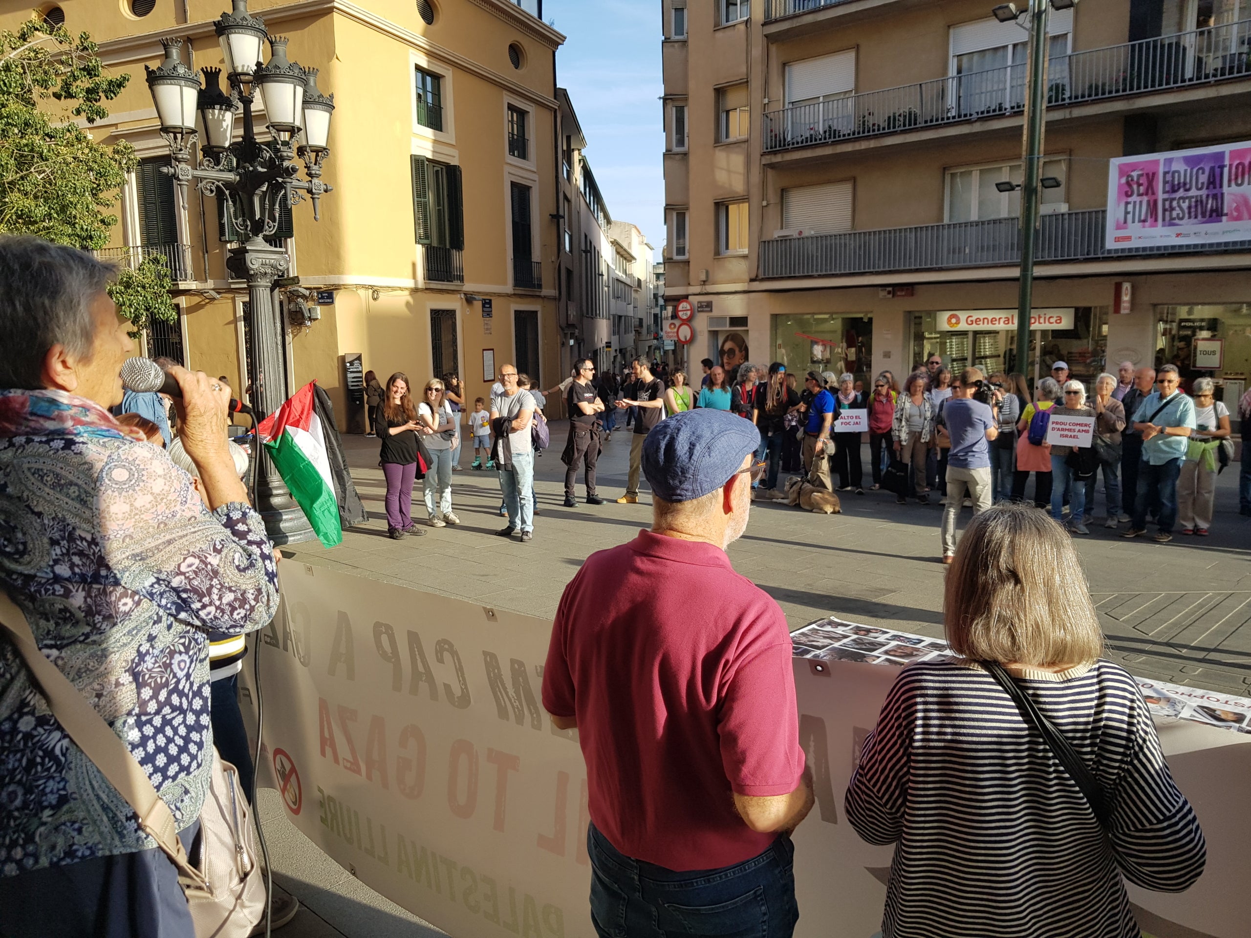 Israel ha interceptat aquesta matinada els més de 20 vaixells que formaven part de la Glonal Sumud Flotilla. A bord del Baruna, hi havia la terrassenca Judith Piñol, membre del sindicat d’Activitats Diverses de la CGT i vinculada a diverses organitzacions socials de la ciutat. La nova missió humanitària amb ajuda per a Gaza, es trobava a la costa de Grècia quan han estat abordats per soldats israelians. Davant d’això, s’ha convocat un acte de protesta davant del Raval, on s’ha llegit un manifest de repulsa pel “segrest d’activistes humanitaris” per part de l’Estat d’Israel i de condemna pel “genocidi a Gaza”. Així mateix, s’ha informat de l’última hora sobre l’estat de la Judit. La família ha pogut parlar amb ella i els ha manifestat que “està forta i tranquil·la, perquè ha fet el que havia de fer, anar amb la Flotilla”. Així mateix, Israel ha comunicat que deixarà els activistes en una platja de Grècia i no se’ls endurà cap al seu país, com en un principi es temia. 
