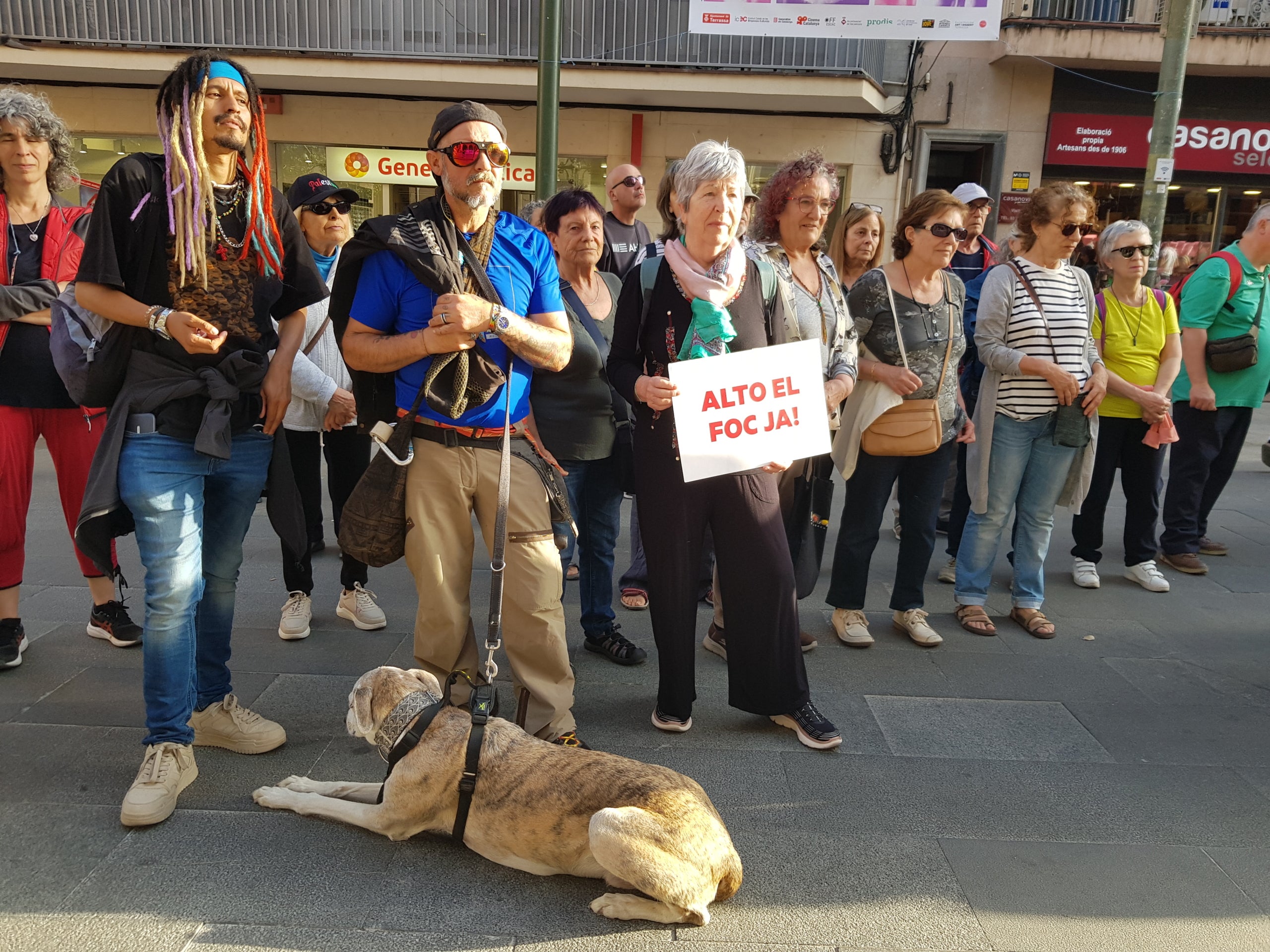 Israel ha interceptat aquesta matinada els més de 20 vaixells que formaven part de la Glonal Sumud Flotilla. A bord del Baruna, hi havia la terrassenca Judith Piñol, membre del sindicat d’Activitats Diverses de la CGT i vinculada a diverses organitzacions socials de la ciutat. La nova missió humanitària amb ajuda per a Gaza, es trobava a la costa de Grècia quan han estat abordats per soldats israelians. Davant d’això, s’ha convocat un acte de protesta davant del Raval, on s’ha llegit un manifest de repulsa pel “segrest d’activistes humanitaris” per part de l’Estat d’Israel i de condemna pel “genocidi a Gaza”. Així mateix, s’ha informat de l’última hora sobre l’estat de la Judit. La família ha pogut parlar amb ella i els ha manifestat que “està forta i tranquil·la, perquè ha fet el que havia de fer, anar amb la Flotilla”. Així mateix, Israel ha comunicat que deixarà els activistes en una platja de Grècia i no se’ls endurà cap al seu país, com en un principi es temia. 