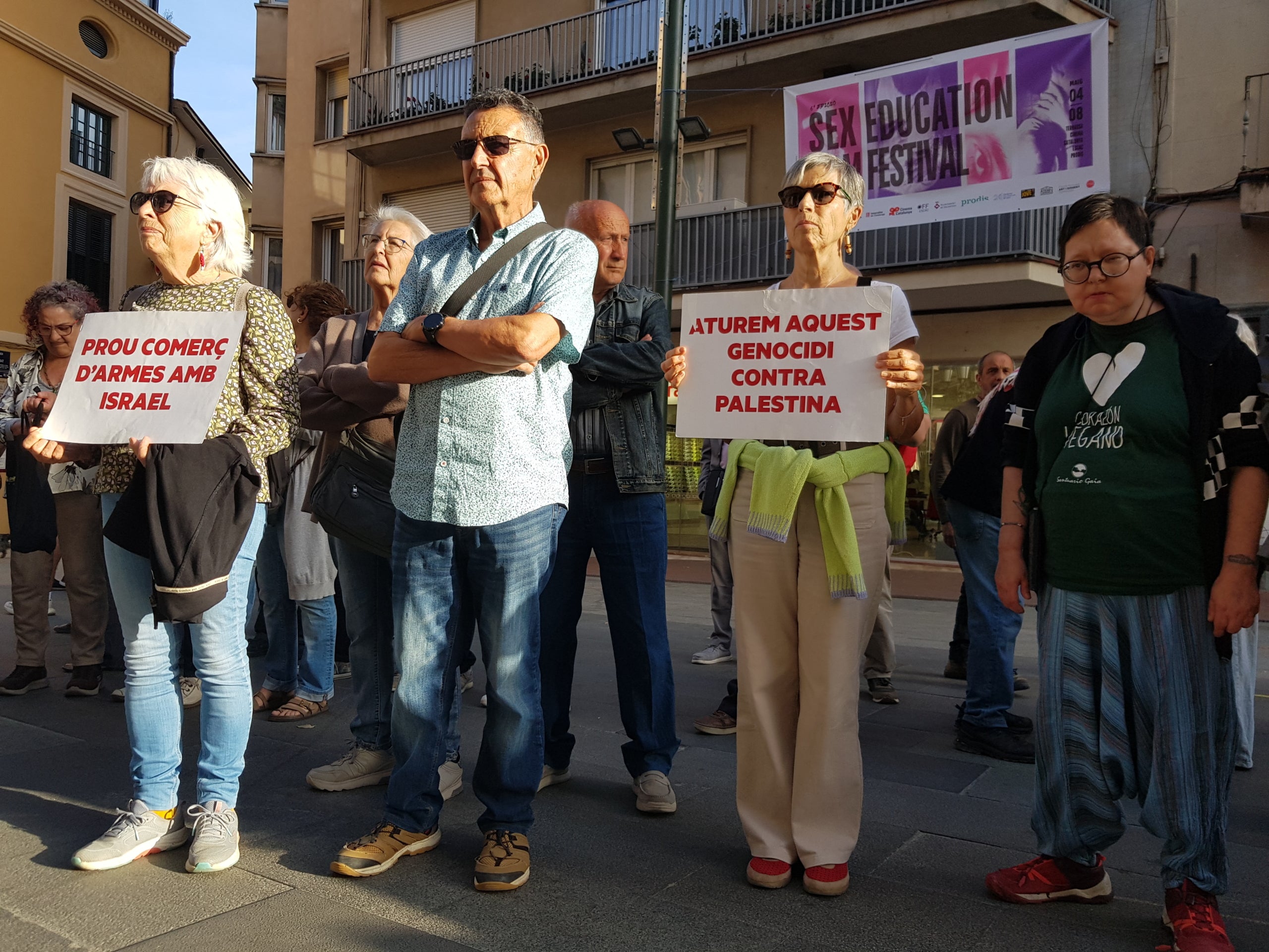 Israel ha interceptat aquesta matinada els més de 20 vaixells que formaven part de la Glonal Sumud Flotilla. A bord del Baruna, hi havia la terrassenca Judith Piñol, membre del sindicat d’Activitats Diverses de la CGT i vinculada a diverses organitzacions socials de la ciutat. La nova missió humanitària amb ajuda per a Gaza, es trobava a la costa de Grècia quan han estat abordats per soldats israelians. Davant d’això, s’ha convocat un acte de protesta davant del Raval, on s’ha llegit un manifest de repulsa pel “segrest d’activistes humanitaris” per part de l’Estat d’Israel i de condemna pel “genocidi a Gaza”. Així mateix, s’ha informat de l’última hora sobre l’estat de la Judit. La família ha pogut parlar amb ella i els ha manifestat que “està forta i tranquil·la, perquè ha fet el que havia de fer, anar amb la Flotilla”. Així mateix, Israel ha comunicat que deixarà els activistes en una platja de Grècia i no se’ls endurà cap al seu país, com en un principi es temia. 
