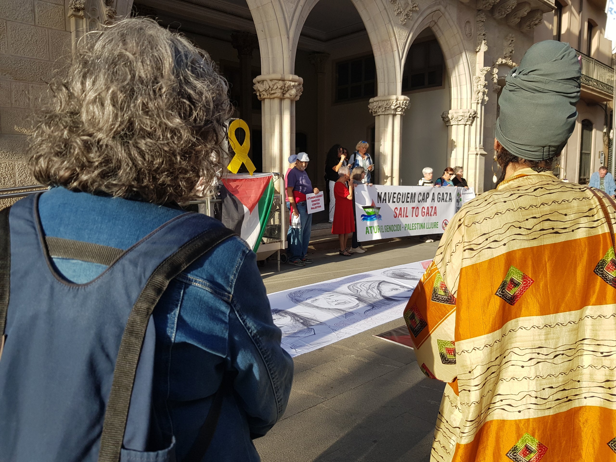 Israel ha interceptat aquesta matinada els més de 20 vaixells que formaven part de la Glonal Sumud Flotilla. A bord del Baruna, hi havia la terrassenca Judith Piñol, membre del sindicat d’Activitats Diverses de la CGT i vinculada a diverses organitzacions socials de la ciutat. La nova missió humanitària amb ajuda per a Gaza, es trobava a la costa de Grècia quan han estat abordats per soldats israelians. Davant d’això, s’ha convocat un acte de protesta davant del Raval, on s’ha llegit un manifest de repulsa pel “segrest d’activistes humanitaris” per part de l’Estat d’Israel i de condemna pel “genocidi a Gaza”. Així mateix, s’ha informat de l’última hora sobre l’estat de la Judit. La família ha pogut parlar amb ella i els ha manifestat que “està forta i tranquil·la, perquè ha fet el que havia de fer, anar amb la Flotilla”. Així mateix, Israel ha comunicat que deixarà els activistes en una platja de Grècia i no se’ls endurà cap al seu país, com en un principi es temia. 