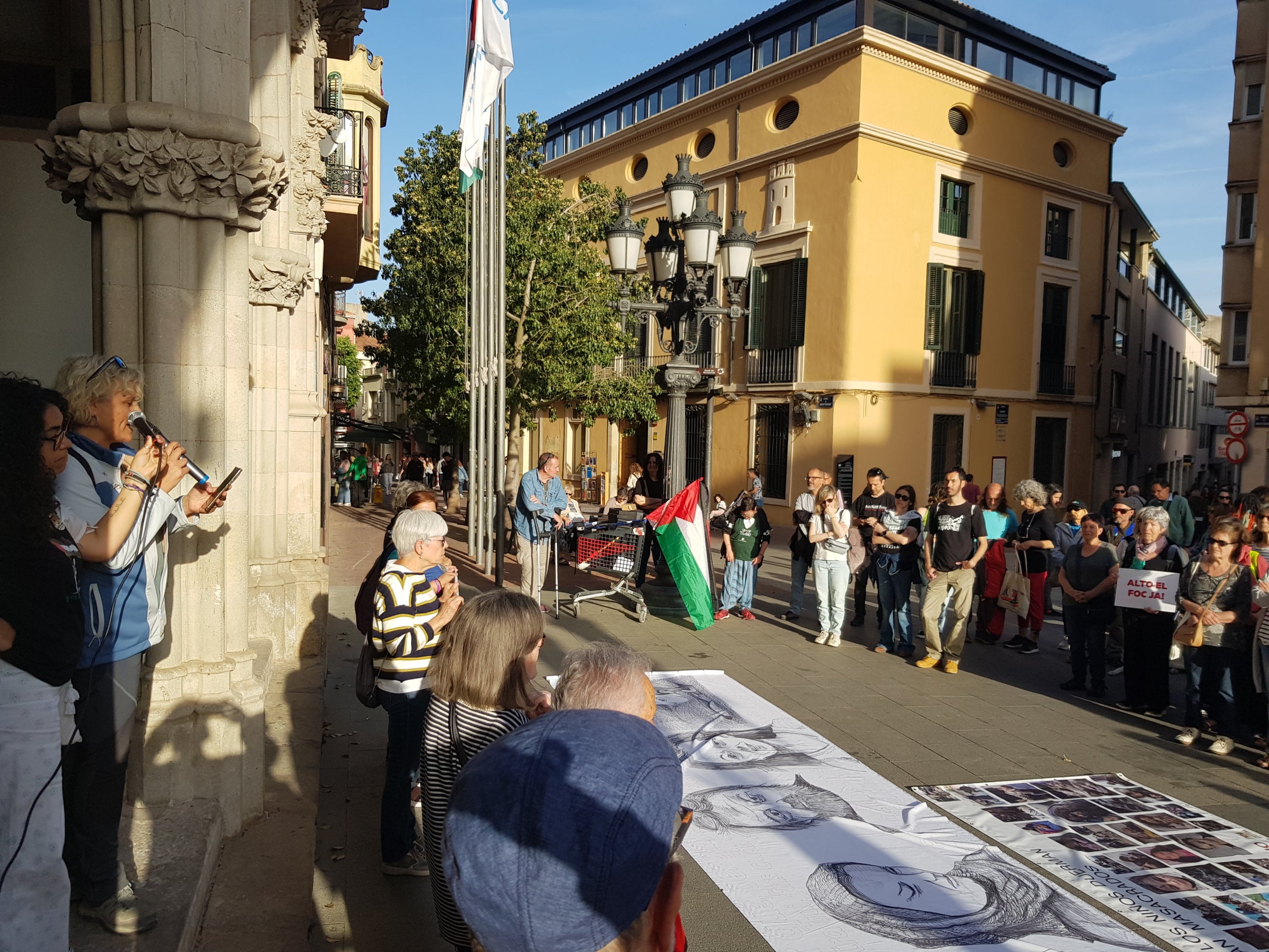 Israel ha interceptat aquesta matinada els més de 20 vaixells que formaven part de la Glonal Sumud Flotilla. A bord del Baruna, hi havia la terrassenca Judith Piñol, membre del sindicat d’Activitats Diverses de la CGT i vinculada a diverses organitzacions socials de la ciutat. La nova missió humanitària amb ajuda per a Gaza, es trobava a la costa de Grècia quan han estat abordats per soldats israelians. Davant d’això, s’ha convocat un acte de protesta davant del Raval, on s’ha llegit un manifest de repulsa pel “segrest d’activistes humanitaris” per part de l’Estat d’Israel i de condemna pel “genocidi a Gaza”. Així mateix, s’ha informat de l’última hora sobre l’estat de la Judit. La família ha pogut parlar amb ella i els ha manifestat que “està forta i tranquil·la, perquè ha fet el que havia de fer, anar amb la Flotilla”. Així mateix, Israel ha comunicat que deixarà els activistes en una platja de Grècia i no se’ls endurà cap al seu país, com en un principi es temia. 