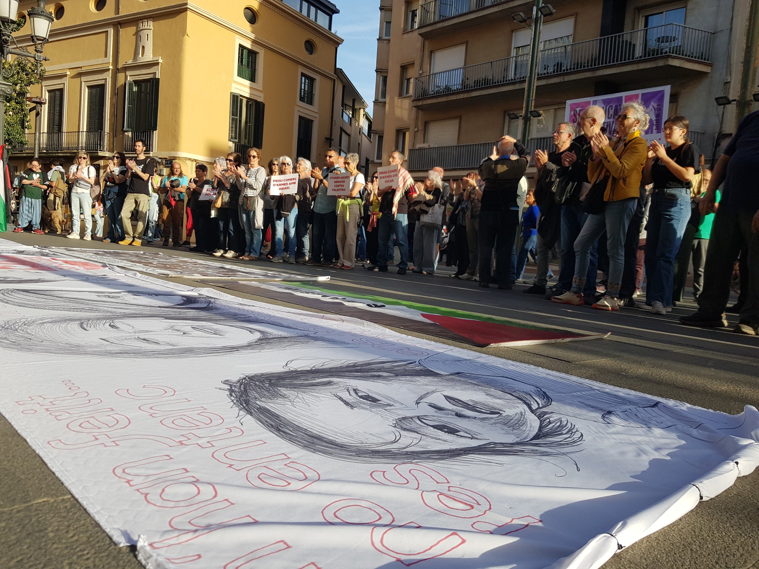 Israel ha interceptat aquesta matinada els més de 20 vaixells que formaven part de la Glonal Sumud Flotilla. A bord del Baruna, hi havia la terrassenca Judith Piñol, membre del sindicat d’Activitats Diverses de la CGT i vinculada a diverses organitzacions socials de la ciutat. La nova missió humanitària amb ajuda per a Gaza, es trobava a la costa de Grècia quan han estat abordats per soldats israelians. Davant d’això, s’ha convocat un acte de protesta davant del Raval, on s’ha llegit un manifest de repulsa pel “segrest d’activistes humanitaris” per part de l’Estat d’Israel i de condemna pel “genocidi a Gaza”. Així mateix, s’ha informat de l’última hora sobre l’estat de la Judit. La família ha pogut parlar amb ella i els ha manifestat que “està forta i tranquil·la, perquè ha fet el que havia de fer, anar amb la Flotilla”. Així mateix, Israel ha comunicat que deixarà els activistes en una platja de Grècia i no se’ls endurà cap al seu país, com en un principi es temia. 