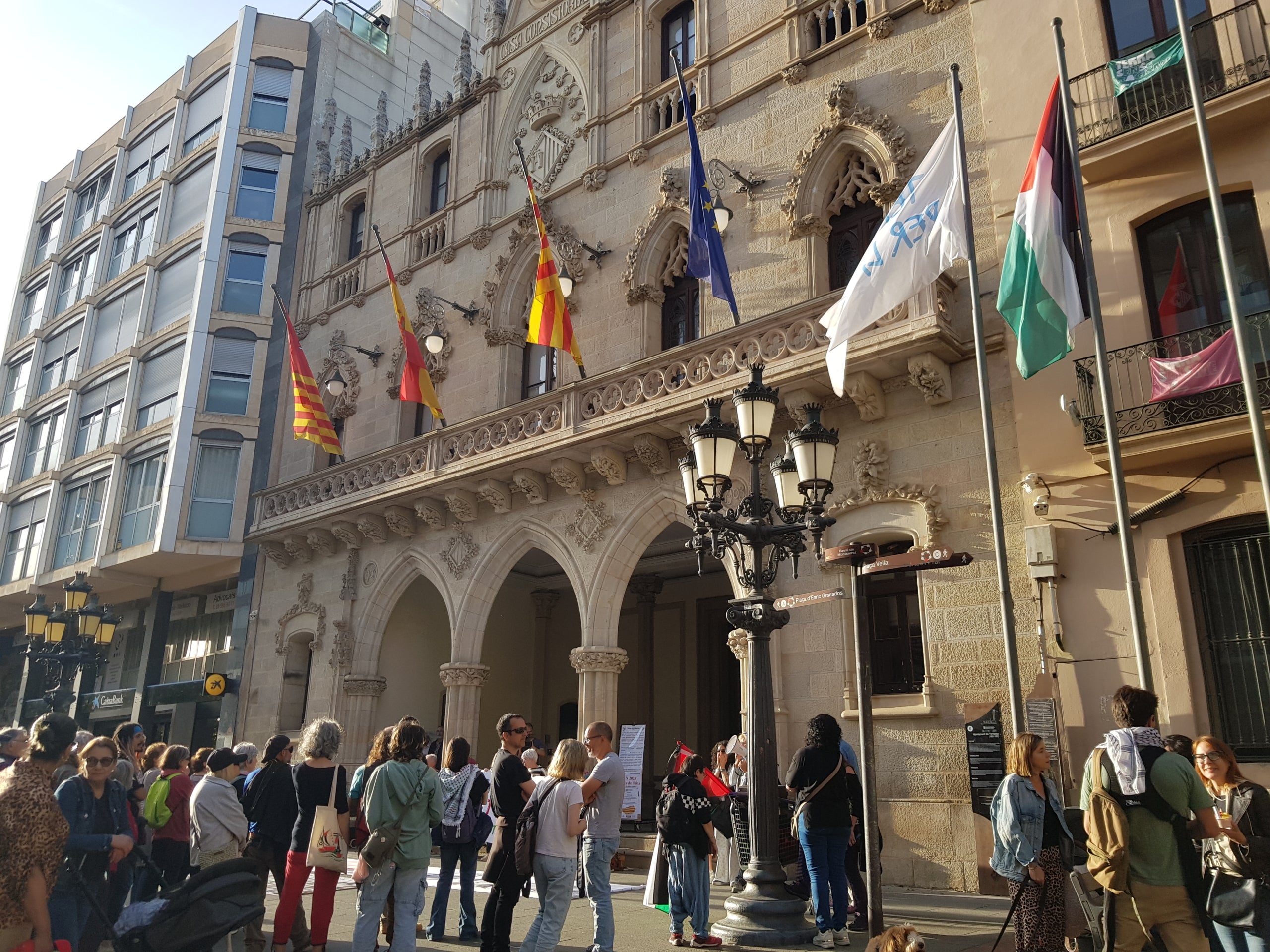 Israel ha interceptat aquesta matinada els més de 20 vaixells que formaven part de la Glonal Sumud Flotilla. A bord del Baruna, hi havia la terrassenca Judith Piñol, membre del sindicat d’Activitats Diverses de la CGT i vinculada a diverses organitzacions socials de la ciutat. La nova missió humanitària amb ajuda per a Gaza, es trobava a la costa de Grècia quan han estat abordats per soldats israelians. Davant d’això, s’ha convocat un acte de protesta davant del Raval, on s’ha llegit un manifest de repulsa pel “segrest d’activistes humanitaris” per part de l’Estat d’Israel i de condemna pel “genocidi a Gaza”. Així mateix, s’ha informat de l’última hora sobre l’estat de la Judit. La família ha pogut parlar amb ella i els ha manifestat que “està forta i tranquil·la, perquè ha fet el que havia de fer, anar amb la Flotilla”. Així mateix, Israel ha comunicat que deixarà els activistes en una platja de Grècia i no se’ls endurà cap al seu país, com en un principi es temia. 