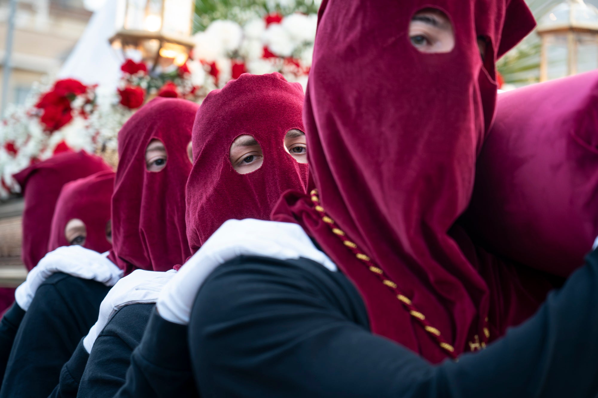 Com és tradició, aquest Dijous Sant el barri de les Arenes ha acollit la Procesión del Encuentro. La jornada ha comptat amb la participació de les confraries Hermandad Jesús Cautivo y María Santísima de las Arenas; Hermandad Nuestro Padre Jesús Nazareno y Virgen de los Dolores de Terrassa; i Cofradía Virgen de las Angustias de Terrassa del Centro Andaluz de Nueva Carteya | Mireia Comas