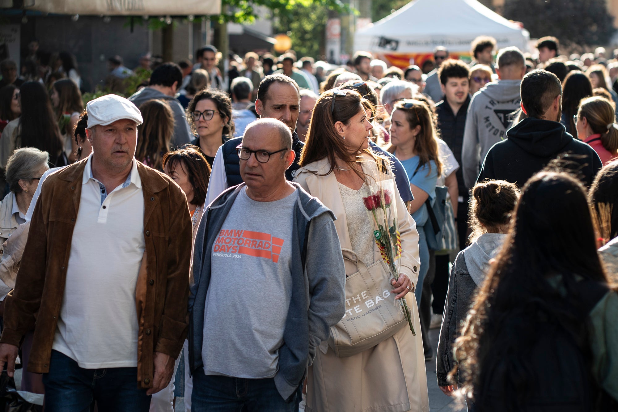 El dia ha acompanyat i els terrassencs han envaït des de bon matí i fins ben entrat el vespre els carrers del Centre de la ciutat. Més de 300 parades de llibres i roses, en un mix entre professionals i entitats, han rebut la visita -i moltes mirades- dels milers d’egarencs que han gaudit de valent d’una Diada de Sant Jordi de les més multitudinàries. La cultura popular ha pogut lluir-se, però també han rebut un càlid reconeixement els autors locals que han pogut conversar amb els seus lectors i signar una bona pila de llibres. 