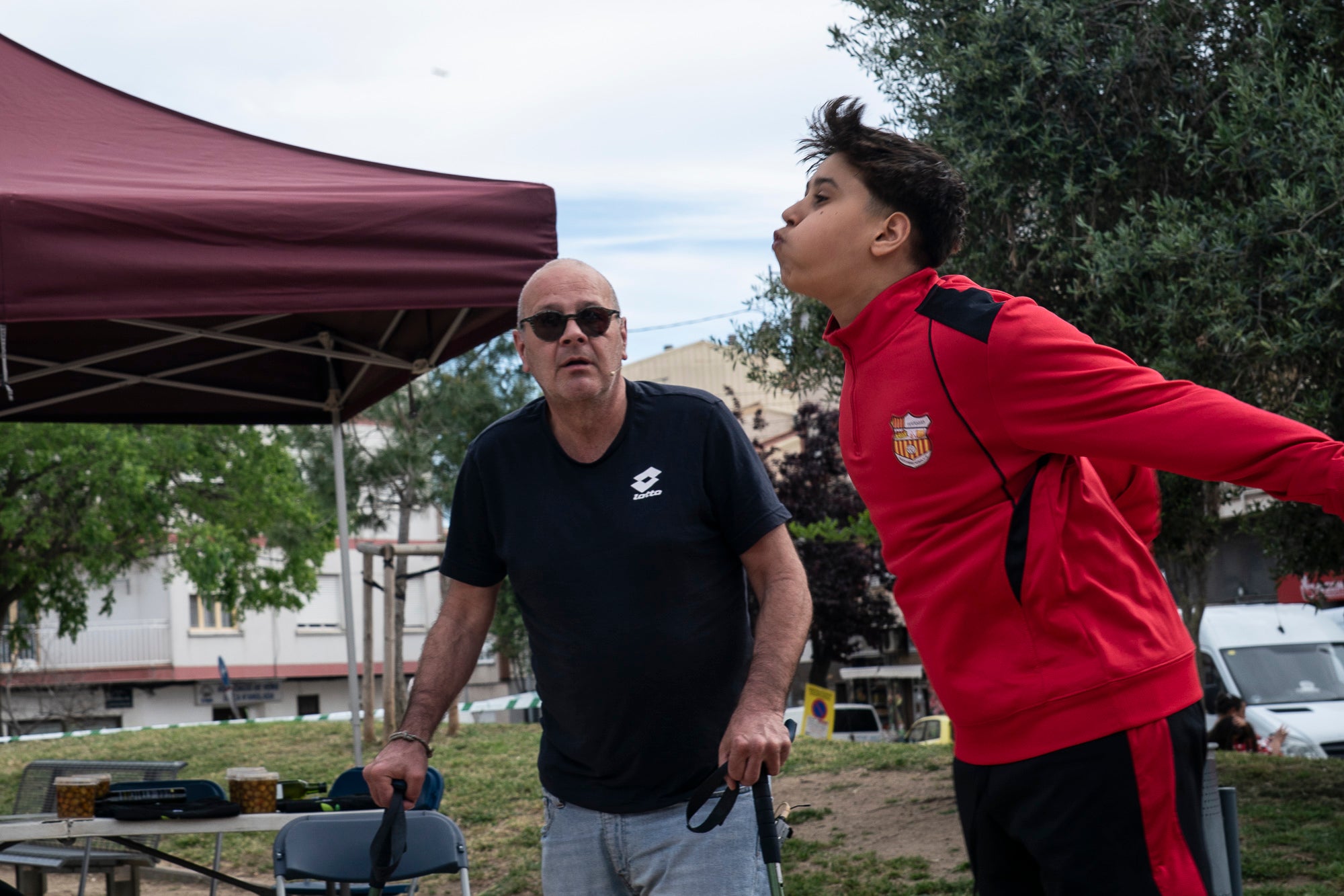 L'onzena Fira de l'Oliva de Ca n'Anglada va celebrar aquest dissabte una jornada completa al voltant de la plaça del barri on el protagonista era, evidentment, el producte derivat de l'arbre indispensable per a la bona gastronomia en les seves versions més artesanals. Hi va haver nombroses parades de productors, entitats i comerços, visites guiades a la masia propera, tallers d'olis aromàtics i el tradicional concurs de llançament de pinyol amb la boca. I, simultàniament, actuacions musicals a càrrec de l'Agrupación San José i el Coro Nazareno o el duo de pop Lua Cheia, entre altres. Alhora, la Ruta de la Tapa per deu bars i restaurants de Ca n'Anglada continua encara fins a aquest diumenge | Mireia Comas