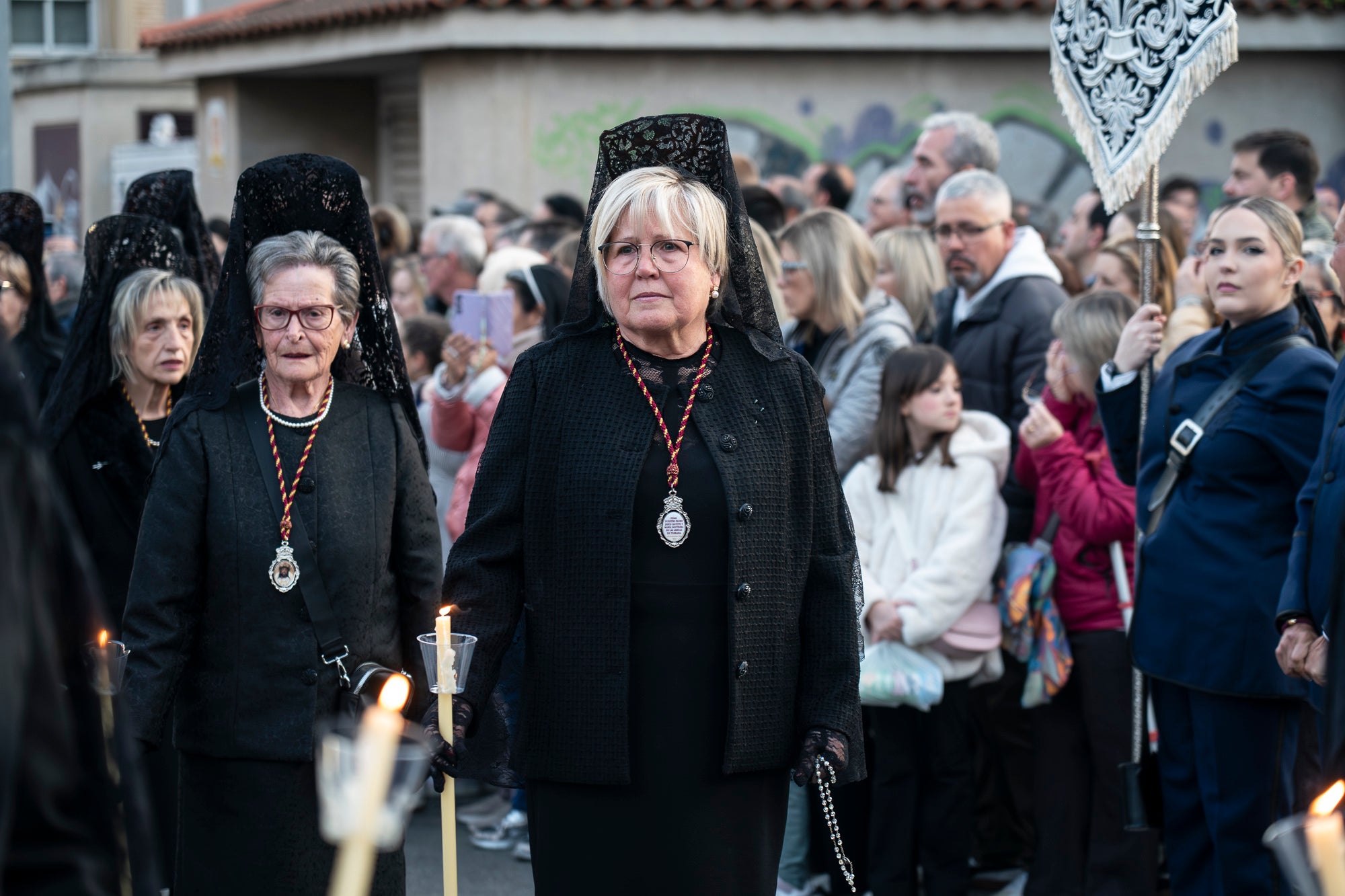 Com és tradició, aquest Dijous Sant el barri de les Arenes ha acollit la Procesión del Encuentro. La jornada ha comptat amb la participació de les confraries Hermandad Jesús Cautivo y María Santísima de las Arenas; Hermandad Nuestro Padre Jesús Nazareno y Virgen de los Dolores de Terrassa; i Cofradía Virgen de las Angustias de Terrassa del Centro Andaluz de Nueva Carteya | Mireia Comas