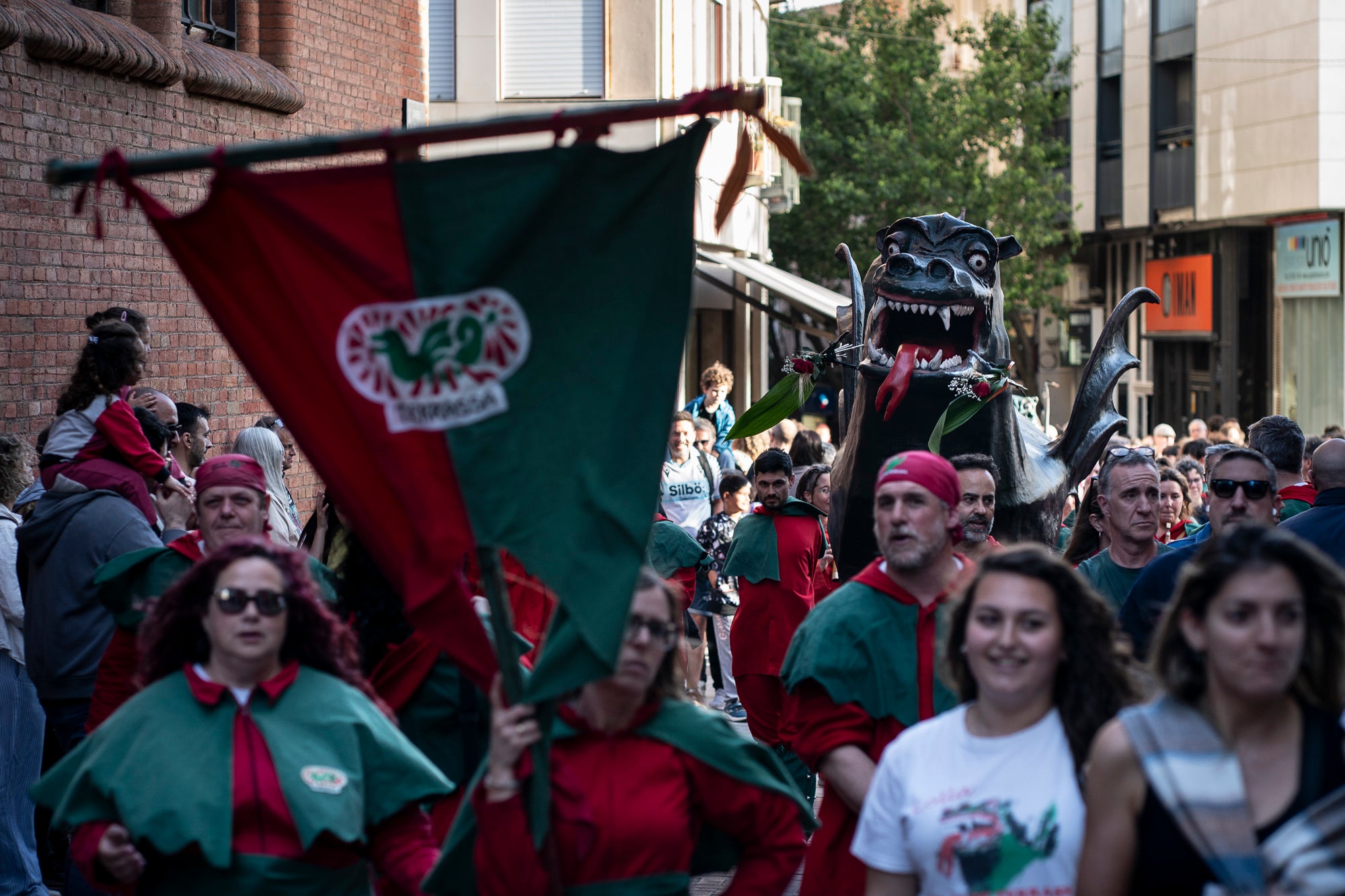 El dia ha acompanyat i els terrassencs han envaït des de bon matí i fins ben entrat el vespre els carrers del Centre de la ciutat. Més de 300 parades de llibres i roses, en un mix entre professionals i entitats, han rebut la visita -i moltes mirades- dels milers d’egarencs que han gaudit de valent d’una Diada de Sant Jordi de les més multitudinàries. La cultura popular ha pogut lluir-se, però també han rebut un càlid reconeixement els autors locals que han pogut conversar amb els seus lectors i signar una bona pila de llibres. 