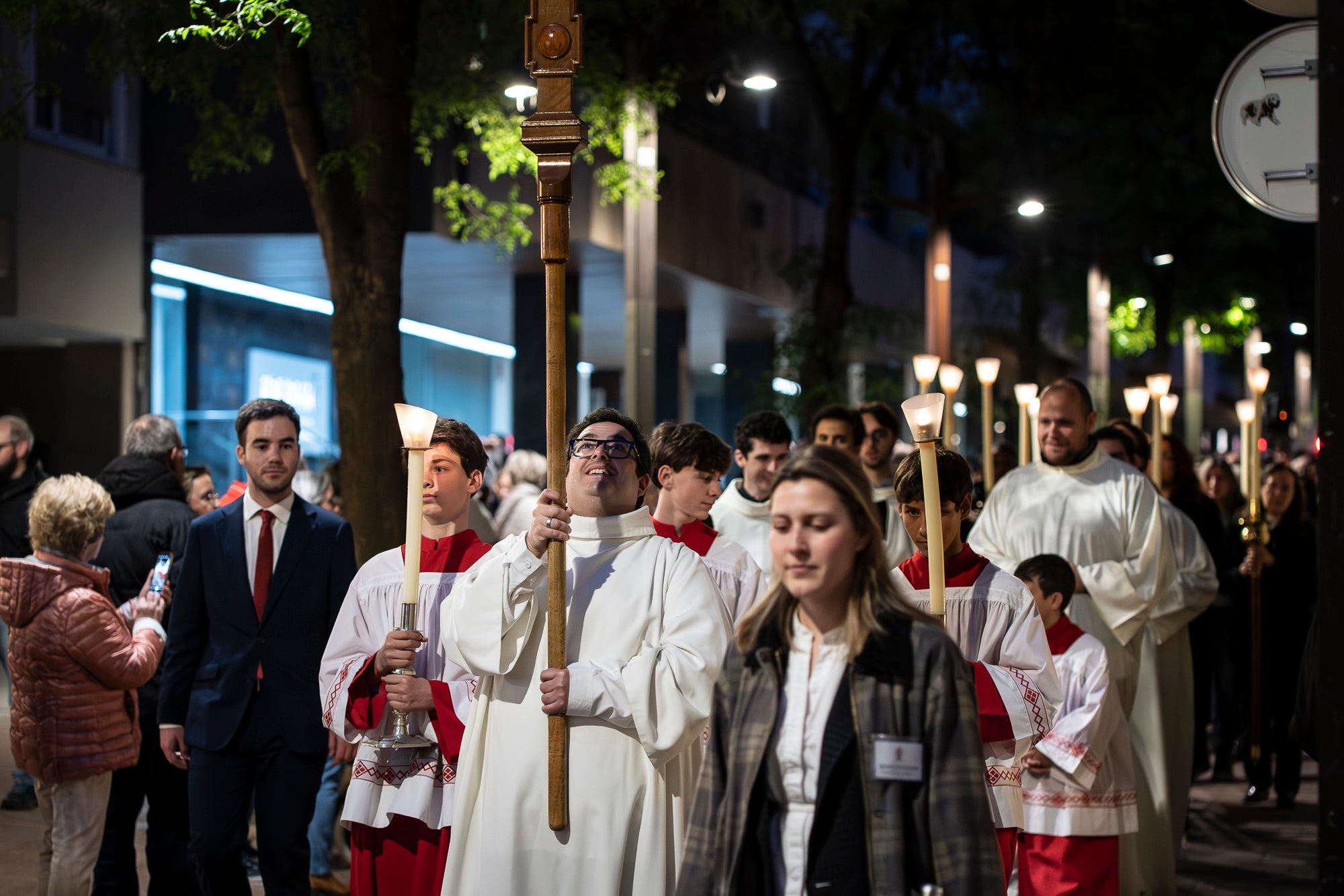 Aquest Divendres Sant, 3 d'abril, ha tingut lloc a les 20 hores a la Catedral del Sant Esperit el Via Crucis | Mireia Comas